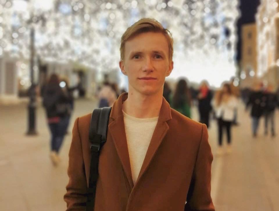 Владислав из тех людей, которые не тратят время попусту. Умеет работать в метро, а промежутки между встречами тратит на чтение книг