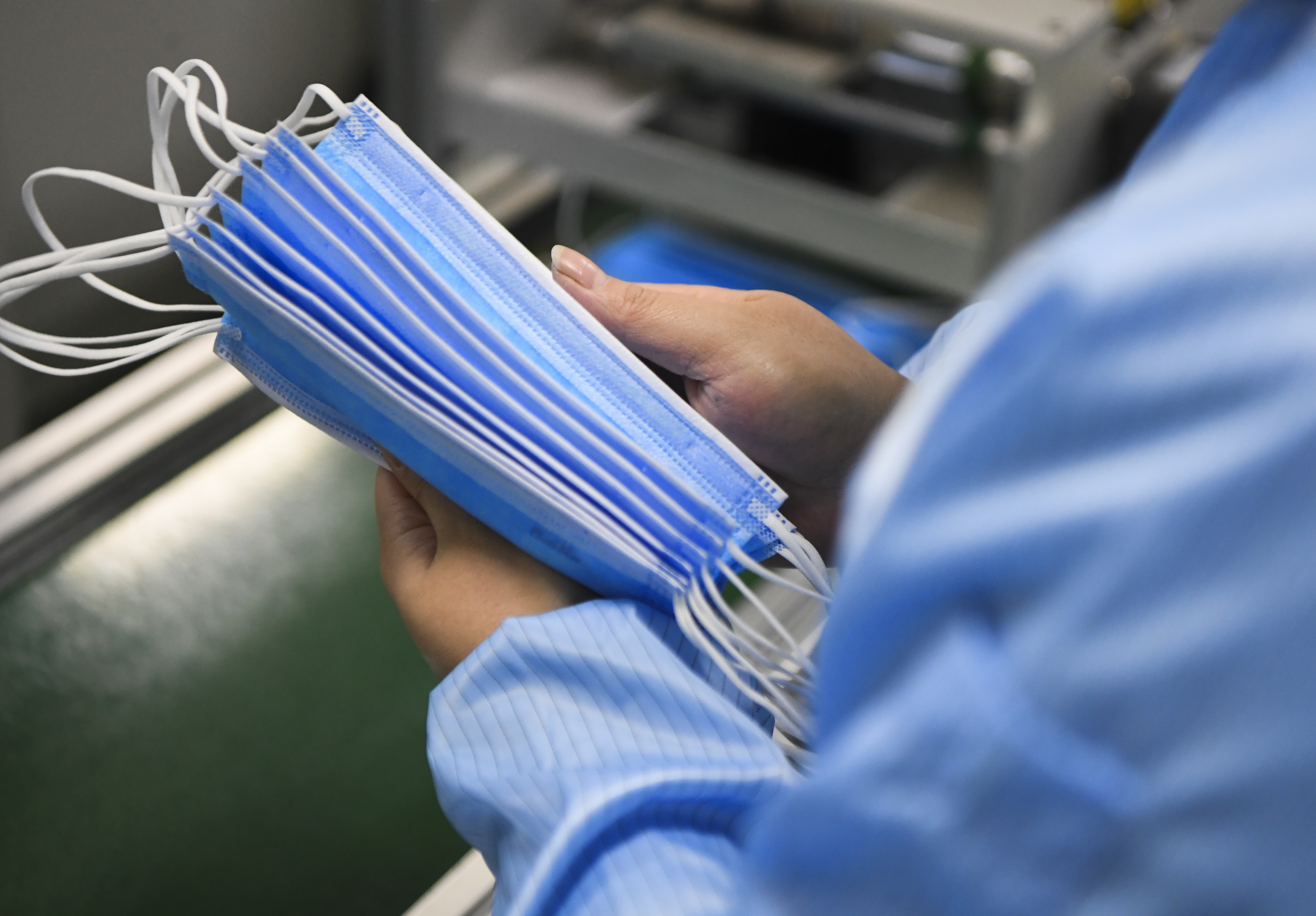 Власти запретили вывозить медицинские маски из России