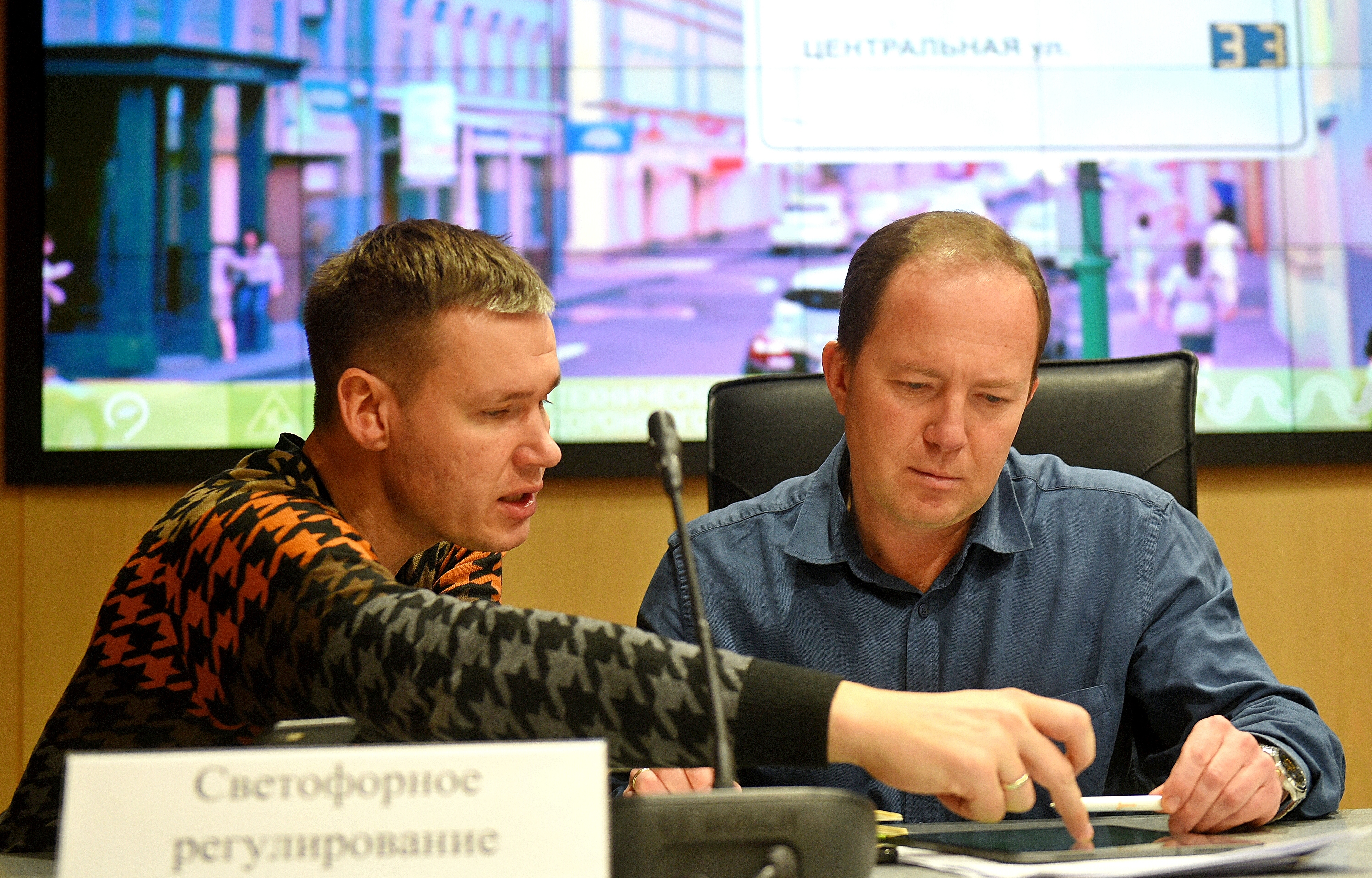 Житель Восточного округа столицы Иван Иванин (слева) задает вопросы дорожному координатору Михаилу Богородицкому