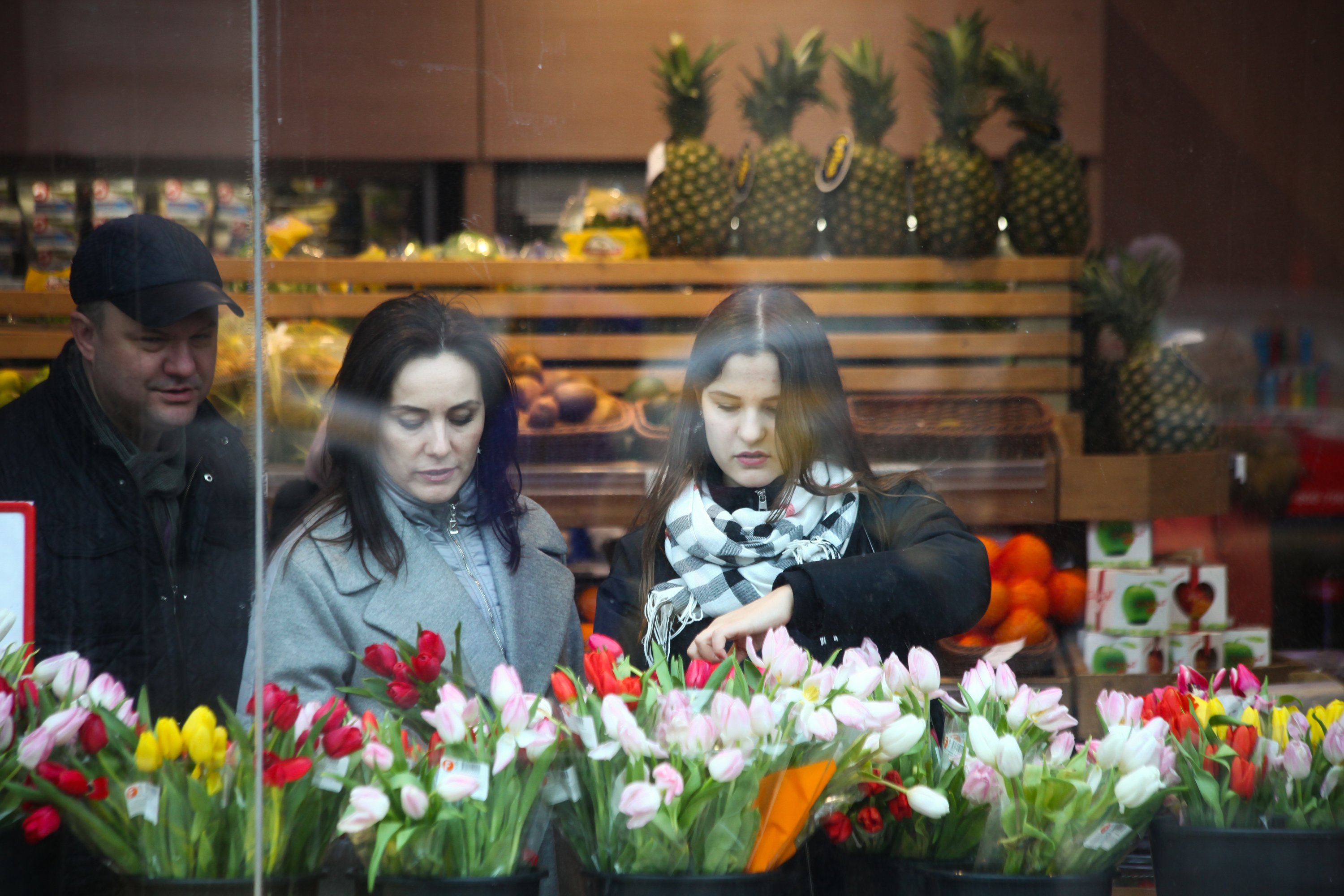 «Взвинчивают ценники»: эксперты рассказали, насколько подорожают розы к 8 Марта