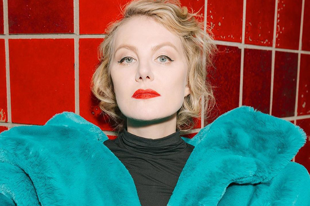 «Проснуться с любимым»: Рената Литвинова написала поздравление ко Дню всех влюбленных