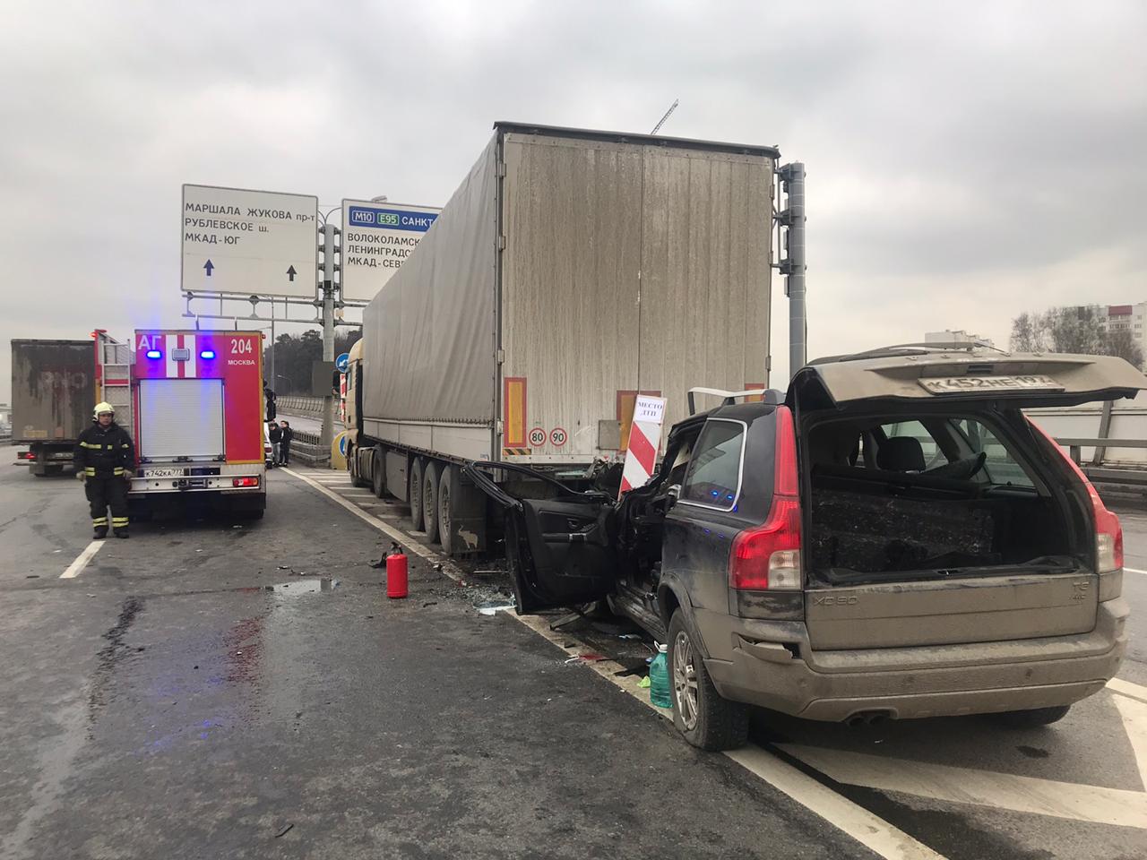 Московские спасатели вытащили человека из попавшей в ДТП машины
