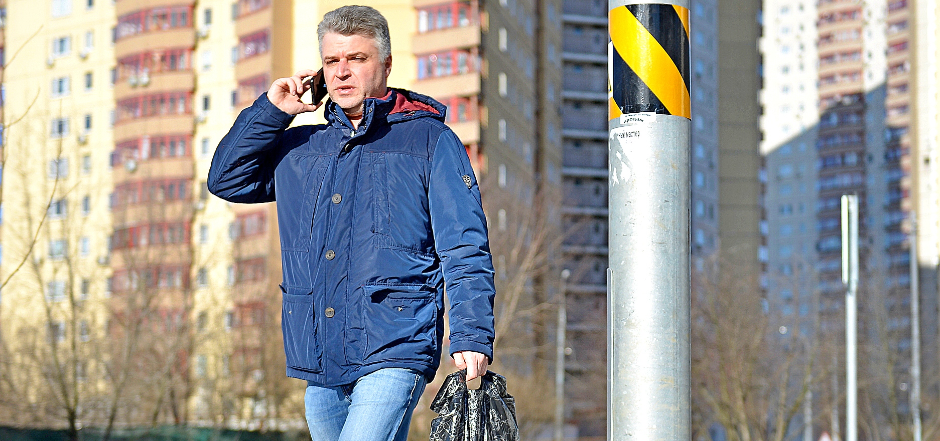 Владимиру Смирнову, как и другим пешеходам, мешает фонарный столб посреди тротуара