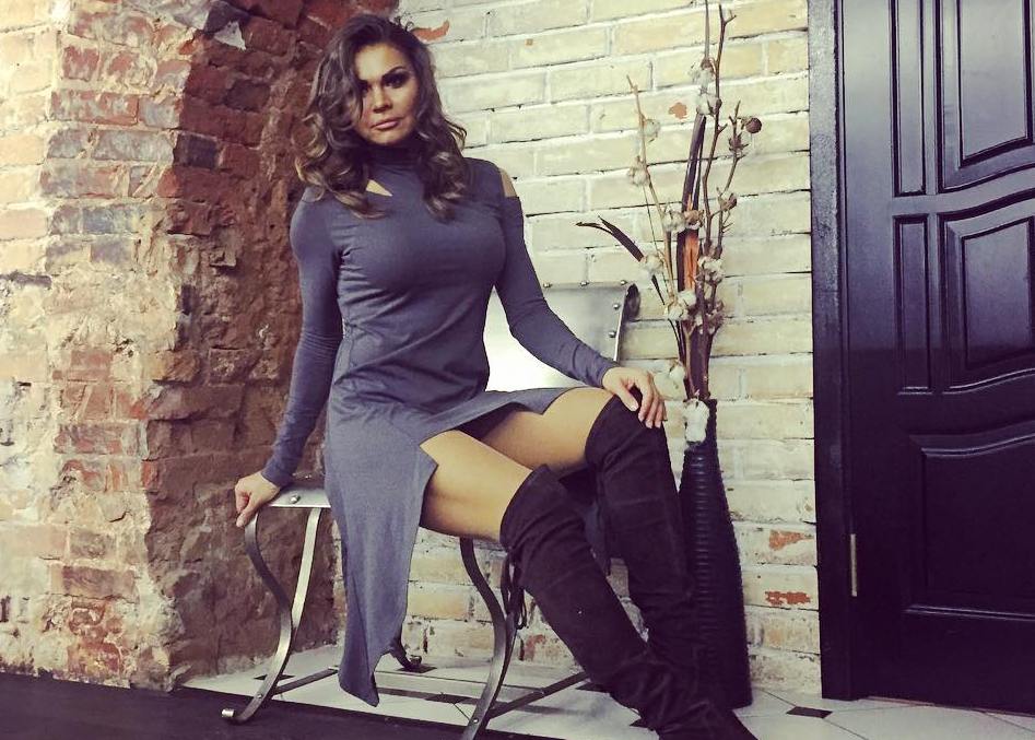 Вся жизнь Иоланты связана с цирком. Судьба словно готовила ее для сцены, чтобы она — изящная, легкая, сильная, — порхала под куполом в свете софитов