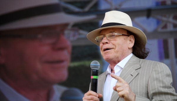 Драматург Эдвард Радзинский во время встречи с читателями и зрителями, на которой он рассказывает о своей творческой биографии