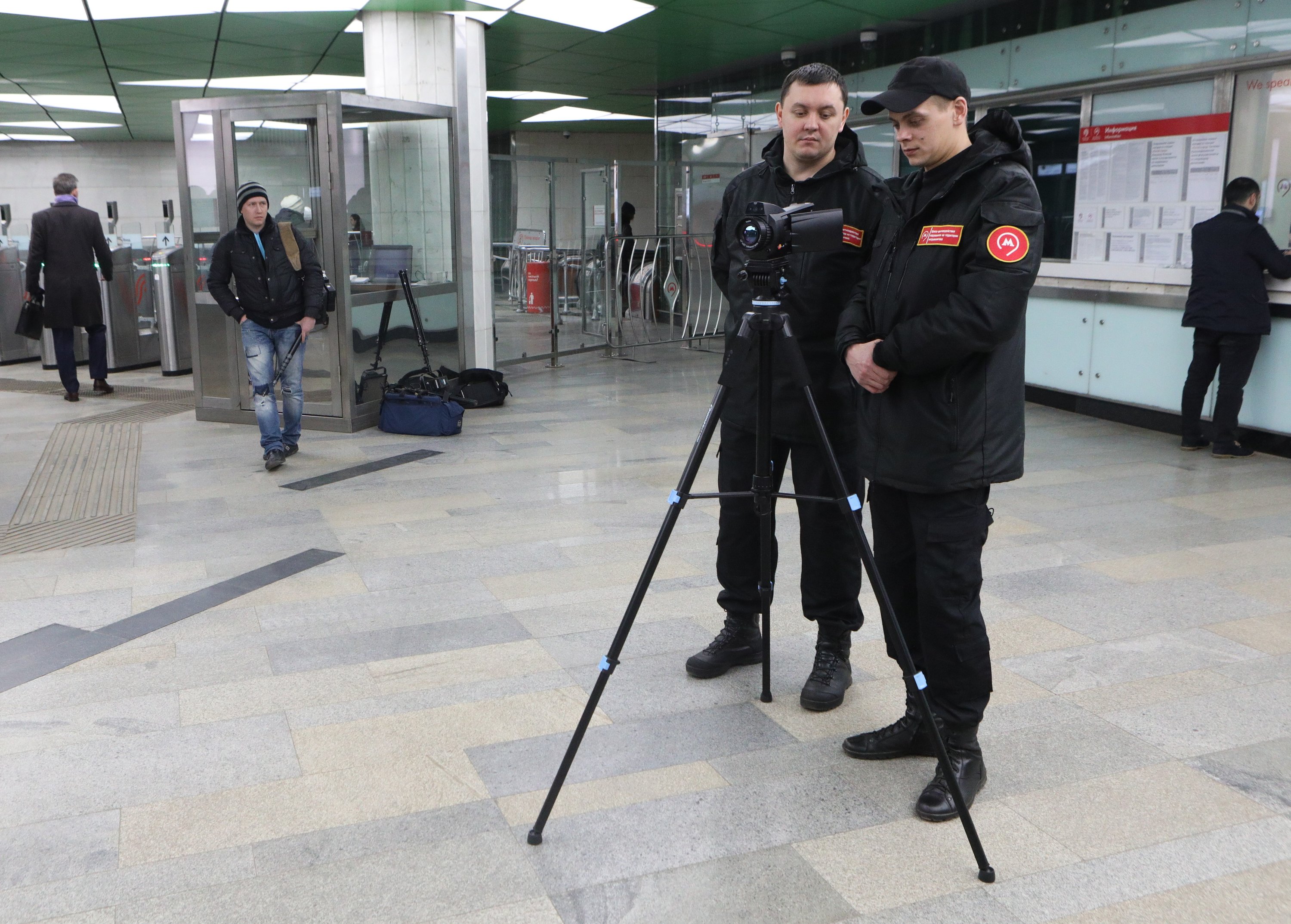 Пассажирам начали измерять температуру на станциях столичного метро