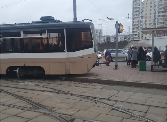 Трамвай сошел с рельсов на Варшавском шоссе