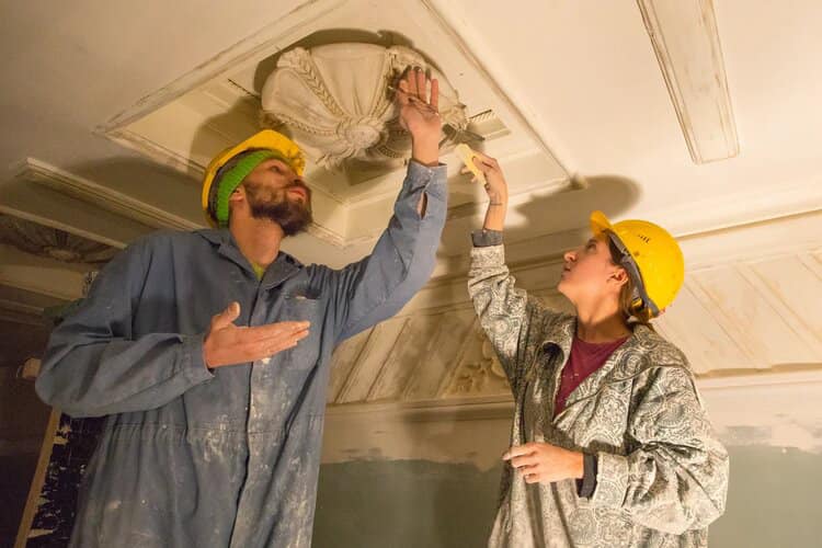 Люстры-ромашки отреставрировали в павильоне «Физика» на ВДНХ