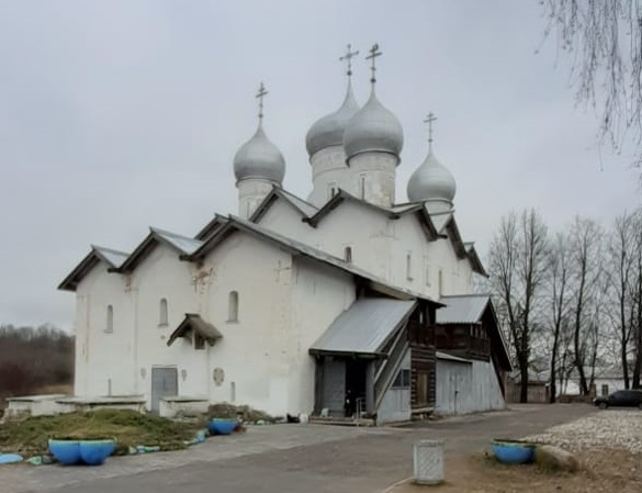 Прихожанам новгородского храма пригрозили погружением телефонов в святую воду