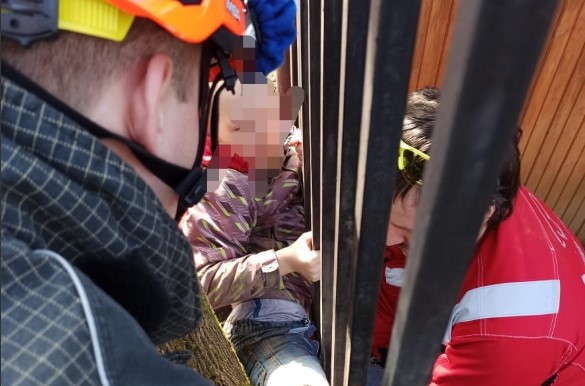 Спасатели Московского авиацентра вытащили застрявшего в заборе ребенка