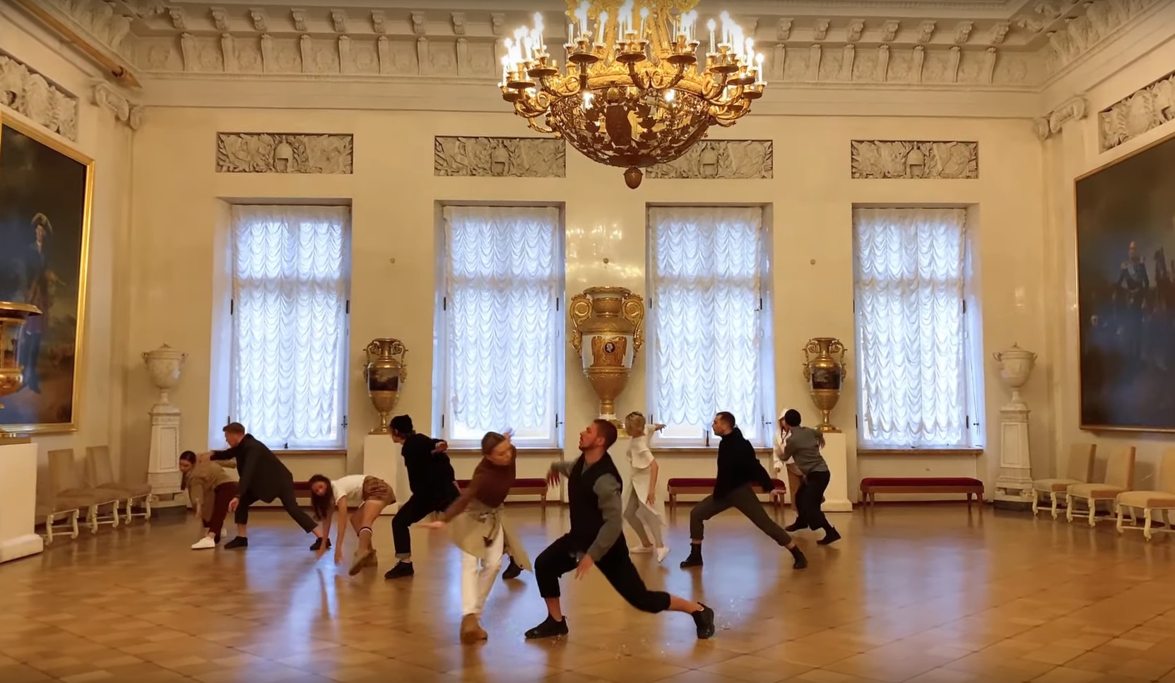 Apple и Эрмитаж выпустили снятый на камеру смартфона пятичасовой фильм 