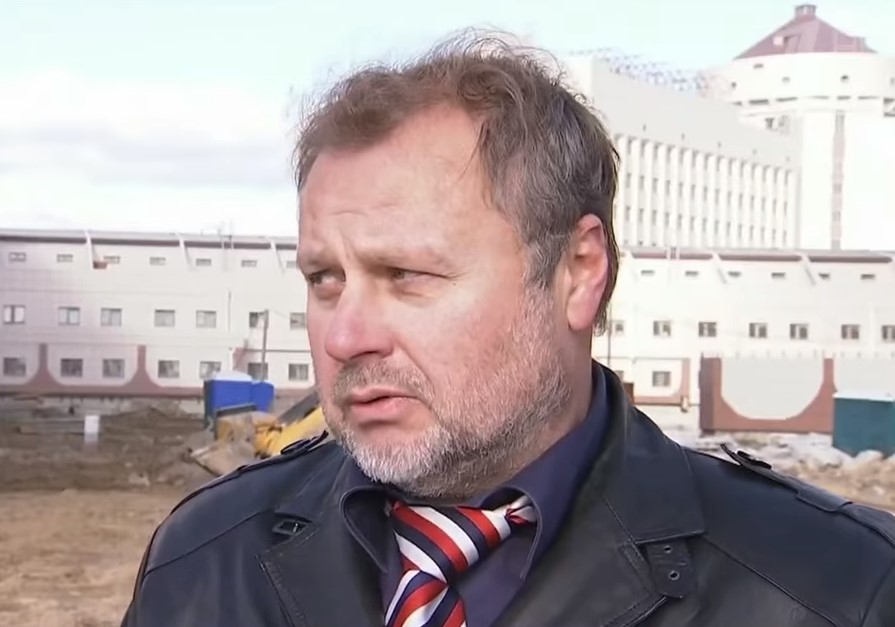 Речь идет о махинациях Коршунова при заключении соглашений на поставку сахара и горюче-смазочных материалов в учреждения ведомства