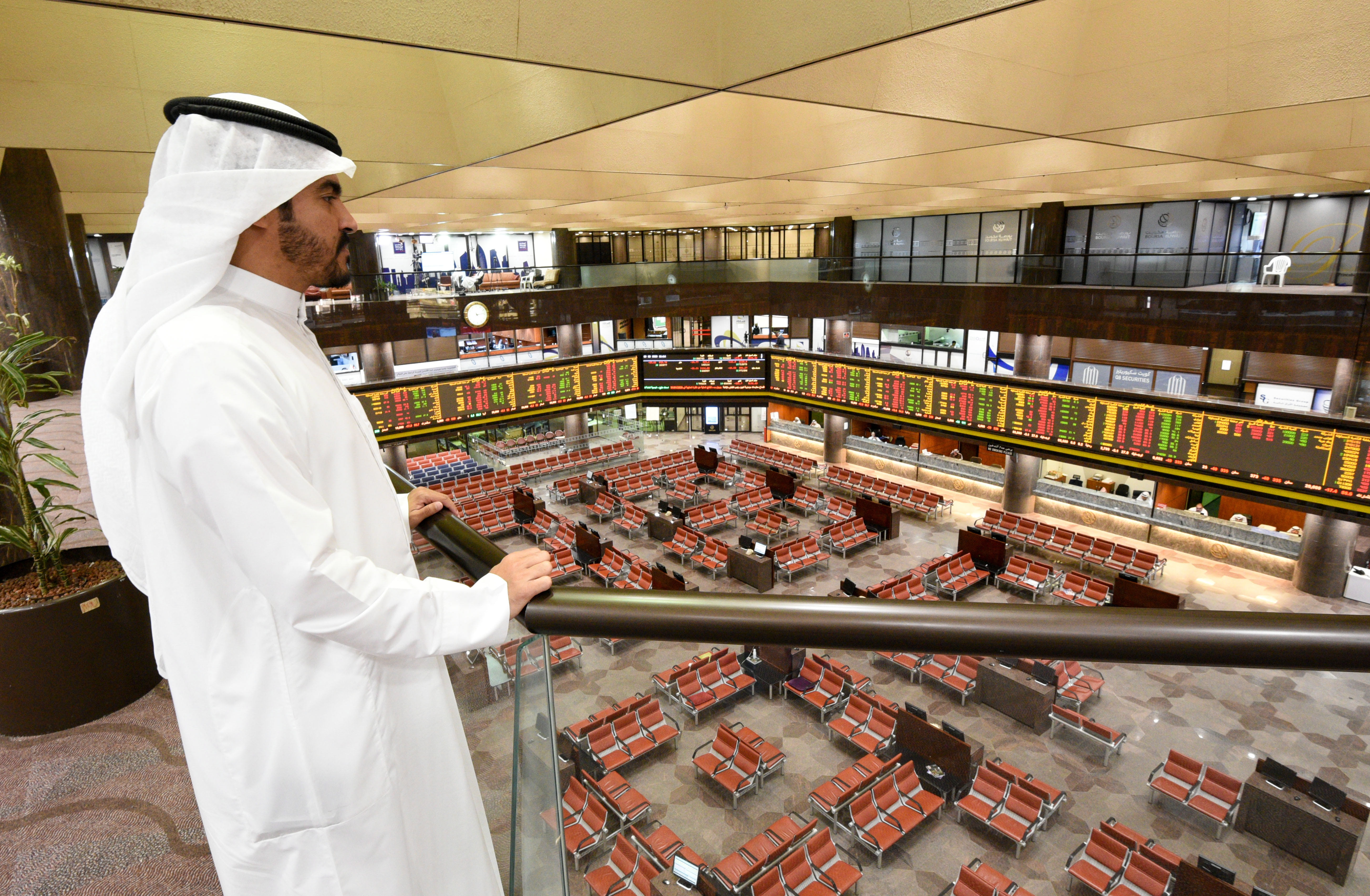 Фондовая биржа Кувейта, закрытая после выхода России из сделки ОПЕК+. Нефть на мировых рынках резко пошла вниз, за ней — и валюты развивающихся стран. Увеличивая объем добычи, Москва надеется выдавить с рынка американские компании, занятые разработкой сланцевых месторождений