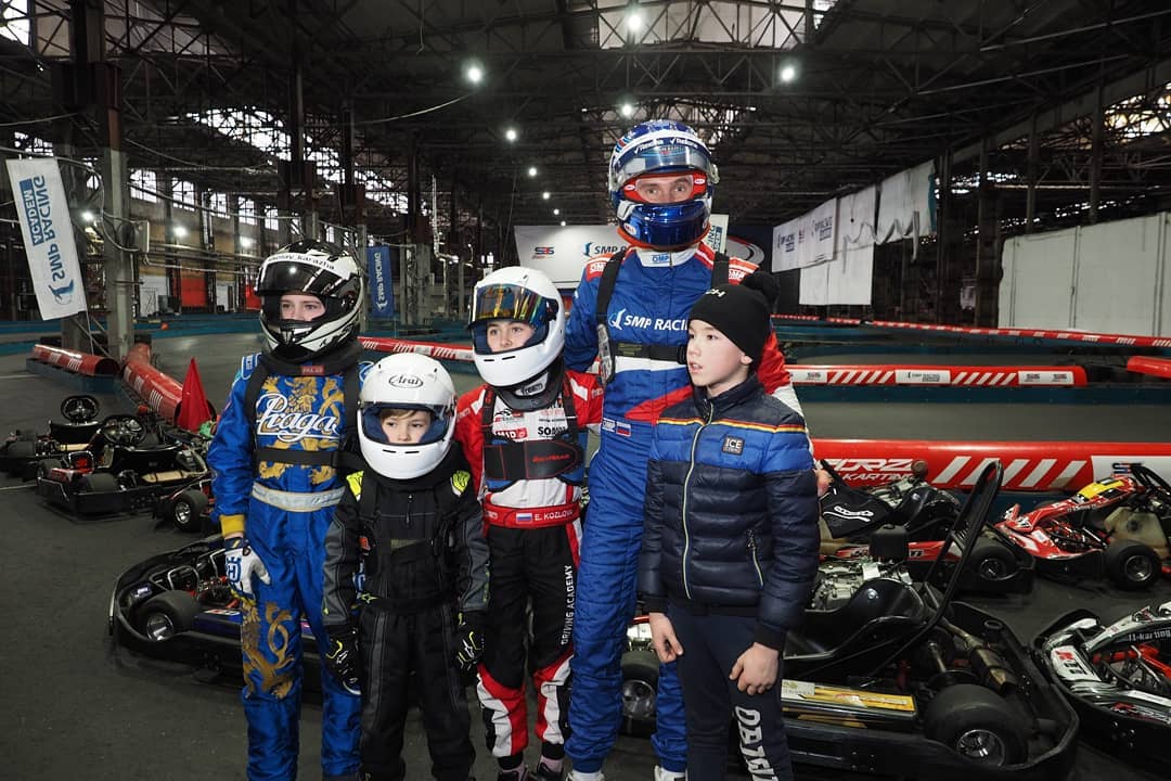 Знаменитый российский гонщик Сергей Сироткин с юными пилотами на открытии Академии картинга, где он, несмотря на плотный рабочий график, будет преподавать азы вождения