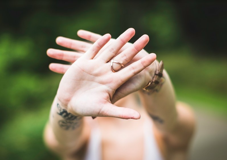 Психолог рассказала о связи татуировок и пирсинга с нарушениями в психике