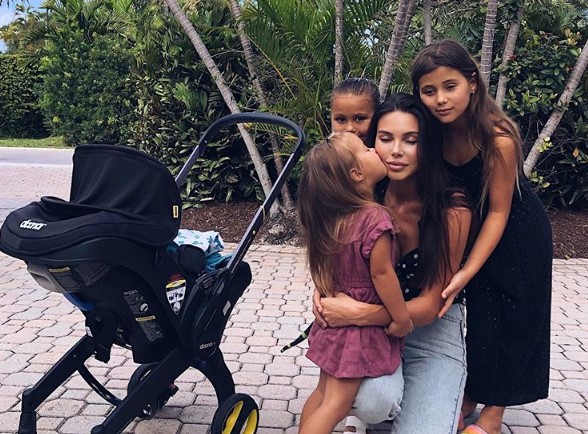 «Горжусь вами, мои девочки»: Самойлова рассказала об успехах дочерей на соревнованиях