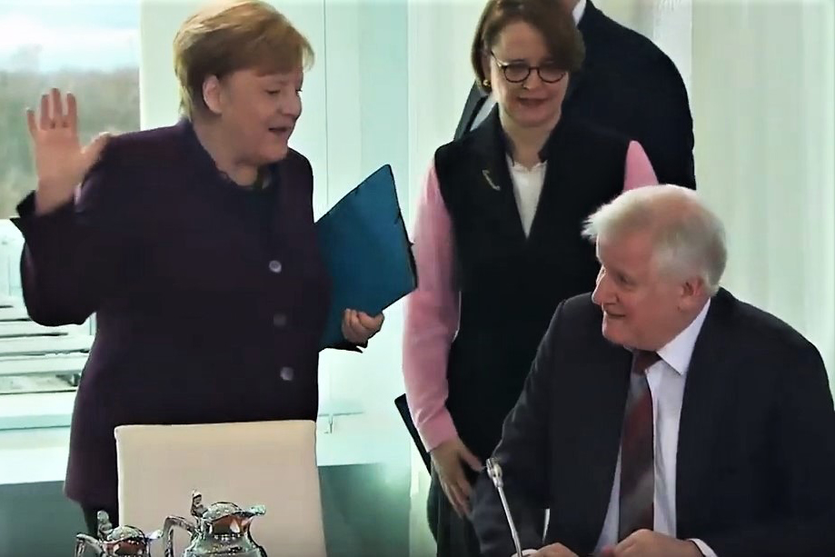 Федеральный канцлер Германии Ангела Меркель (слева) и министр внутренних дел Хорст Зеехофер (справа) обменялись приветствиями