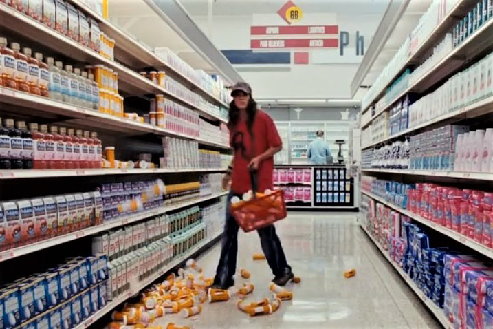 Экономисты назвали товары, которыми стоит запастись при слабом рубле