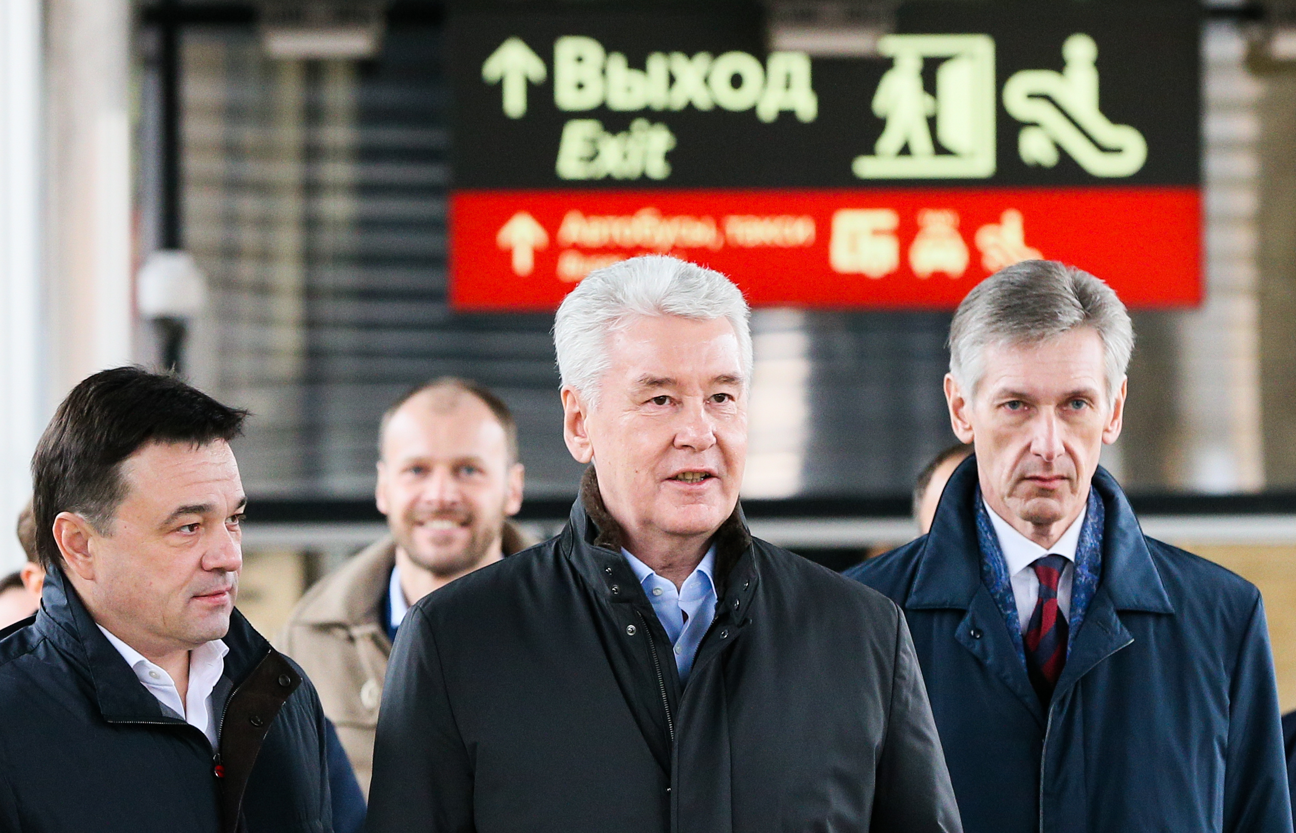  Губернатор Московской области Андрей Воробьев, мэр Москвы Сергей Собянин и вице-президент по строительному комплексу ОАО "РЖД" Олег Тони (слева направо) на открытии новой станции "Победа" Киевского направления Московской железной дороги в городе Апрелевка