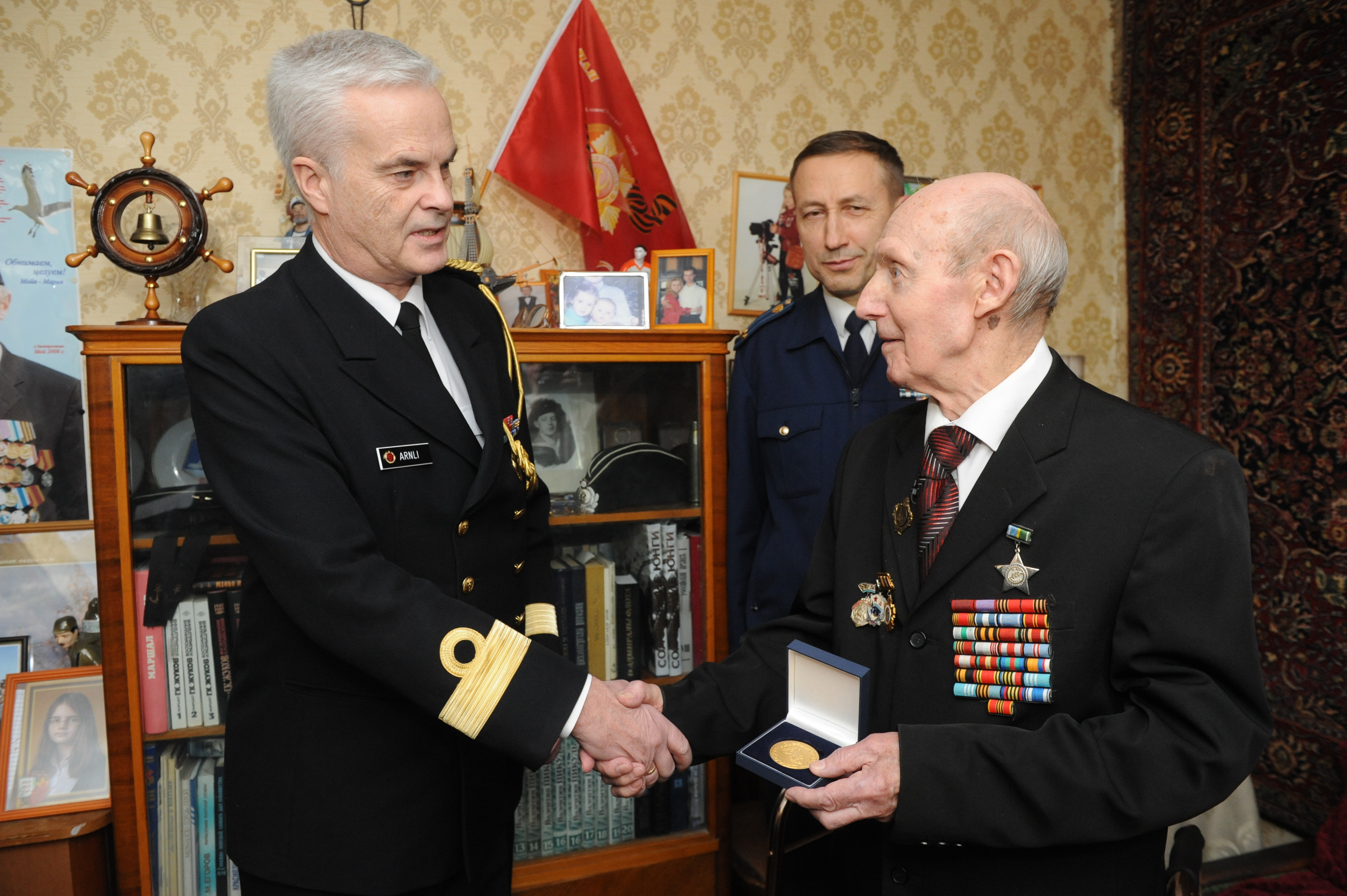Атташе по вопросам обороны посольства Норвегии в России коммодор Хельге Арнли (слева) вручает Виктору Харчеву медаль «За вклад в победу во Второй мировой войне» 
