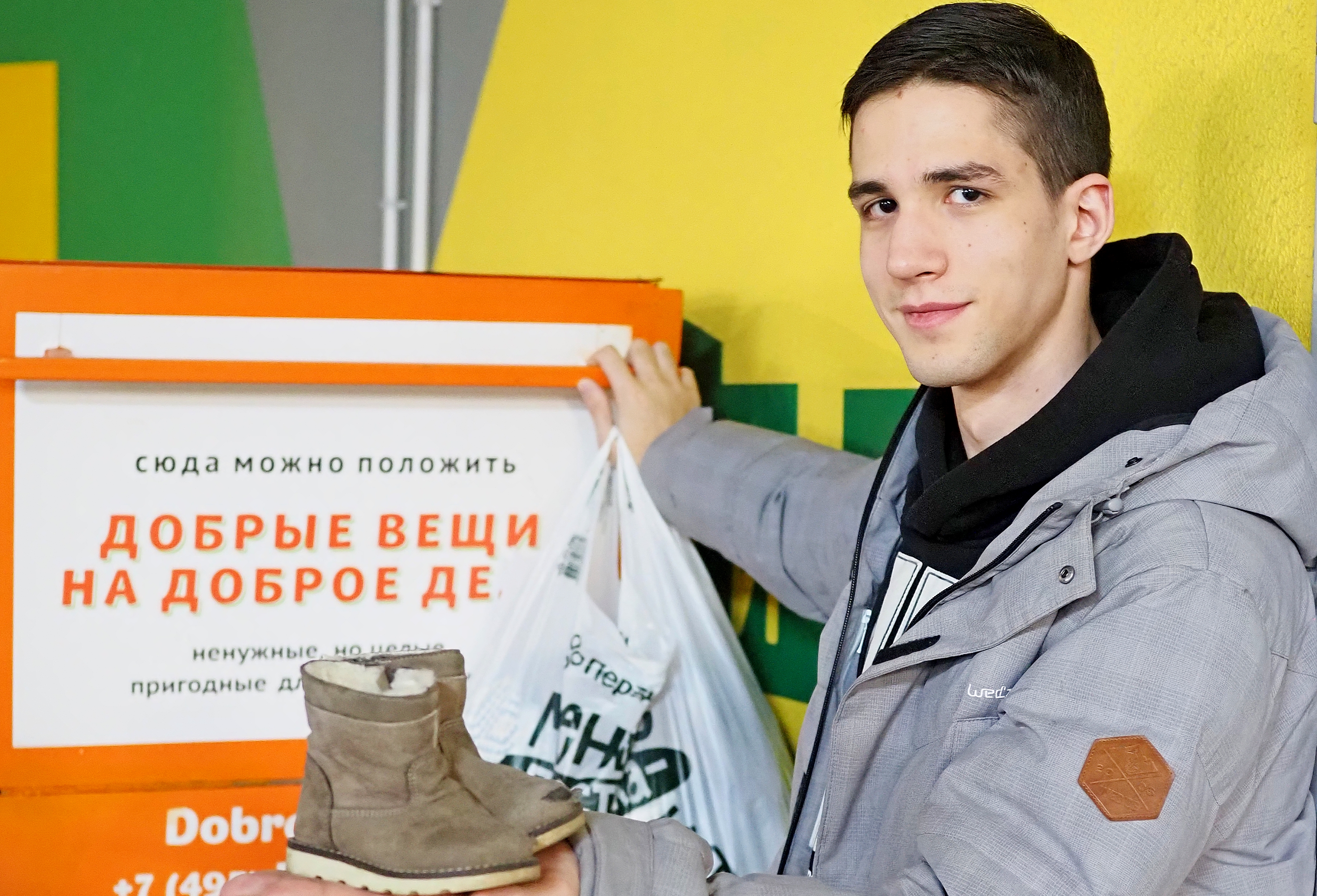 Сотрудник социального бизнес-проекта «Добрые вещи» Амир Дашер не только помогает организовывать сбор вещей для нуждающихся, но и сам приносит одежду, которая может пригодиться подопечным фонда. Так же поступают и его коллеги 