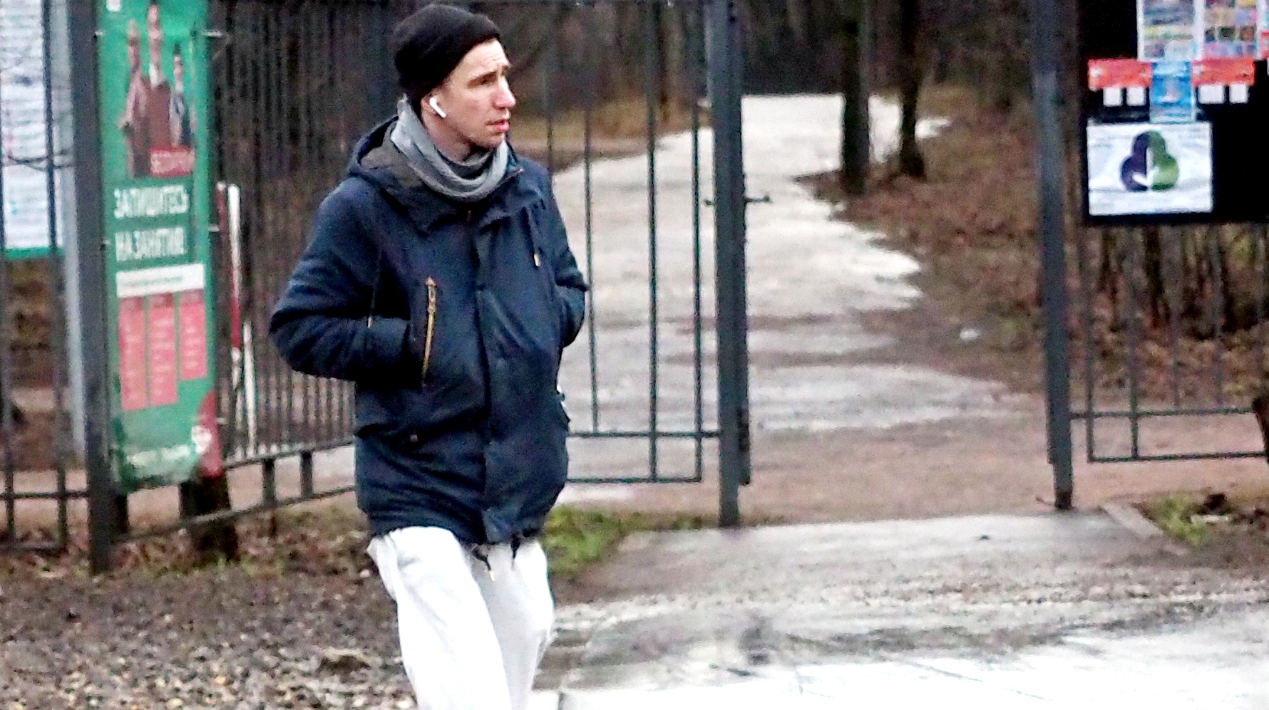 Москвич Никита Иванов переходит дорогу, на которой еще нет пешеходной зебры