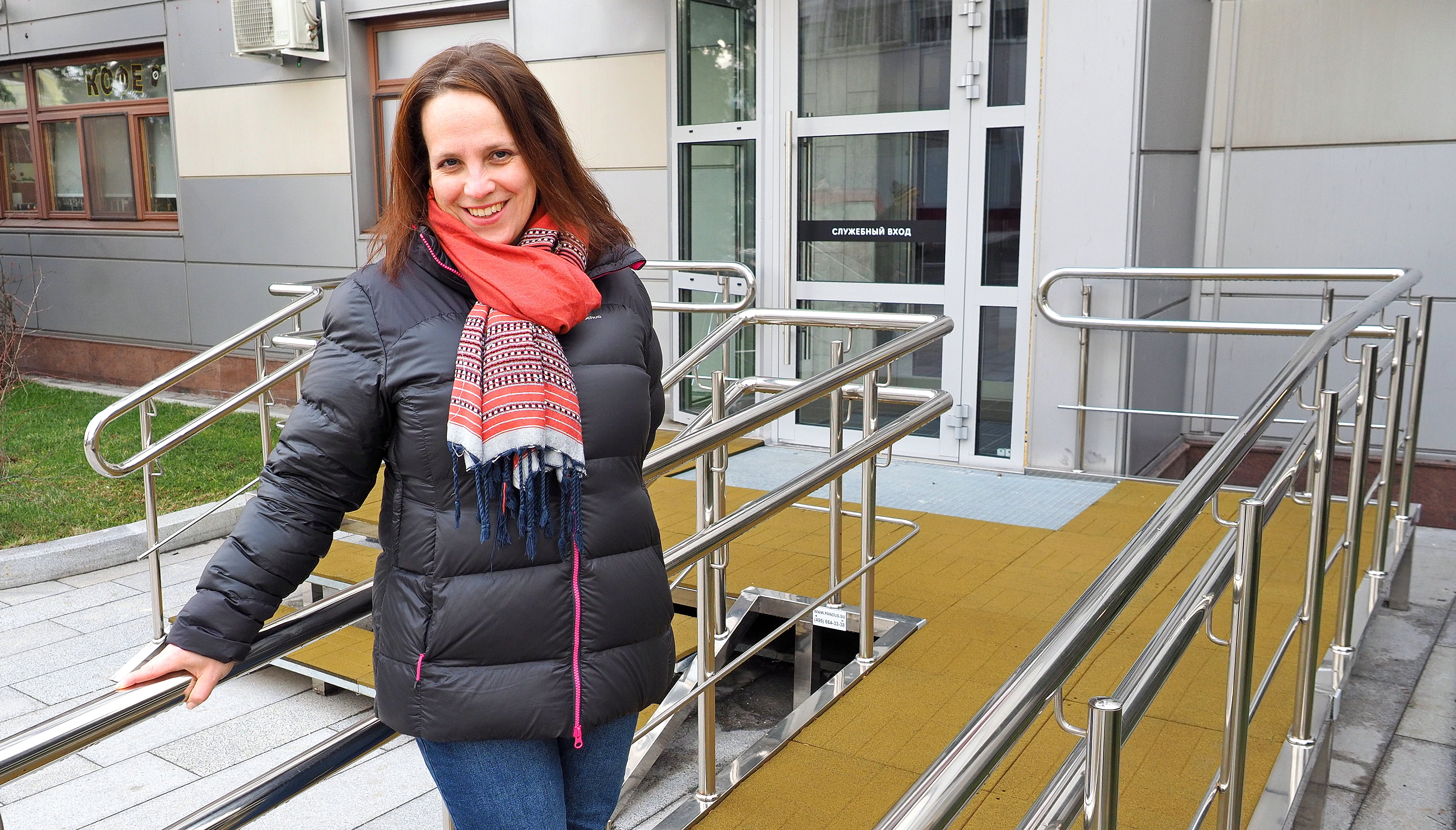 Амбассадор Портала поставщиков Анна Николенко у пандуса на Школьной улице, который был произведен и установлен у городского социального центра ее компанией