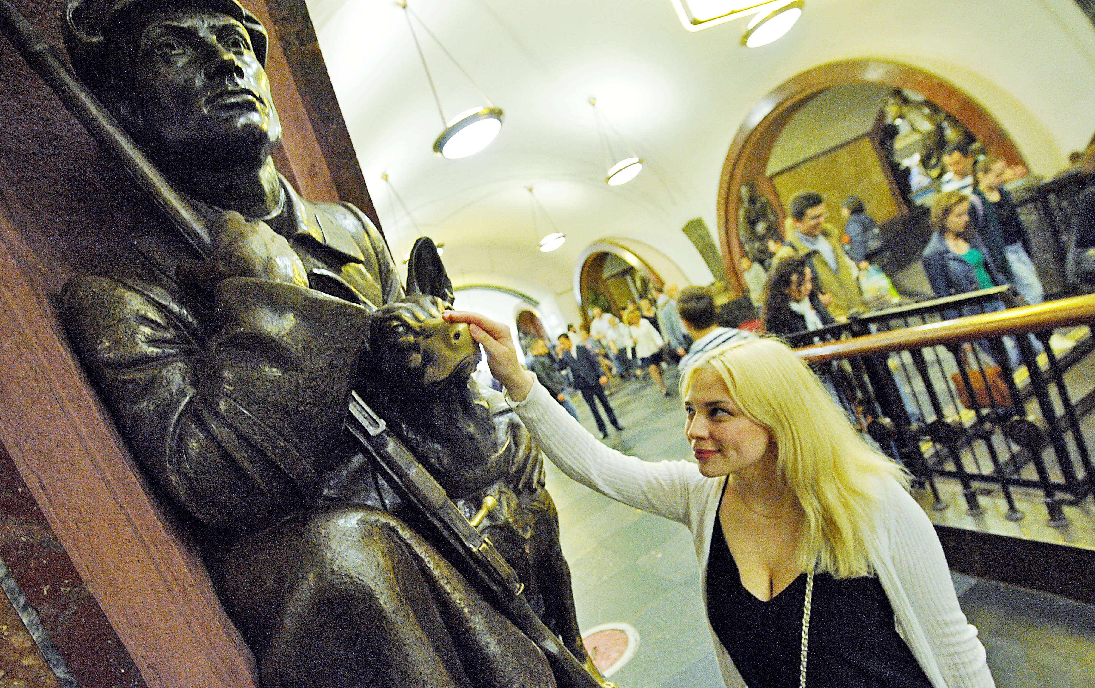 Олеся Горячева загадывает желание на «Площади Революции» в свой день рождения