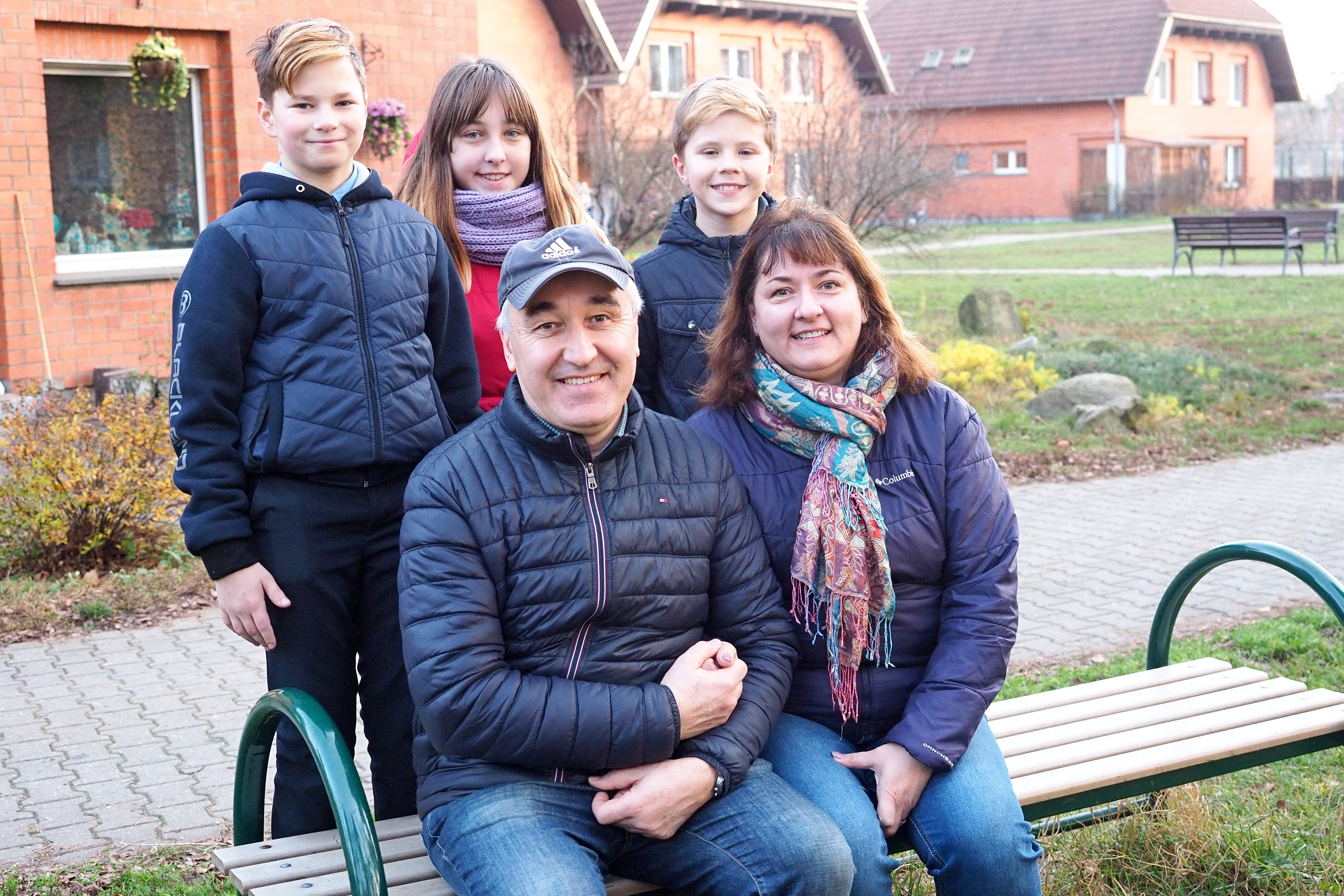 Владимир и Елена Голотюк с приемными детьми (слева направо): Вадимом, Верой и Ильей живут в одном из частных двухэтажных домов в Детской деревне SOS в подмосковном поселке Томилино 