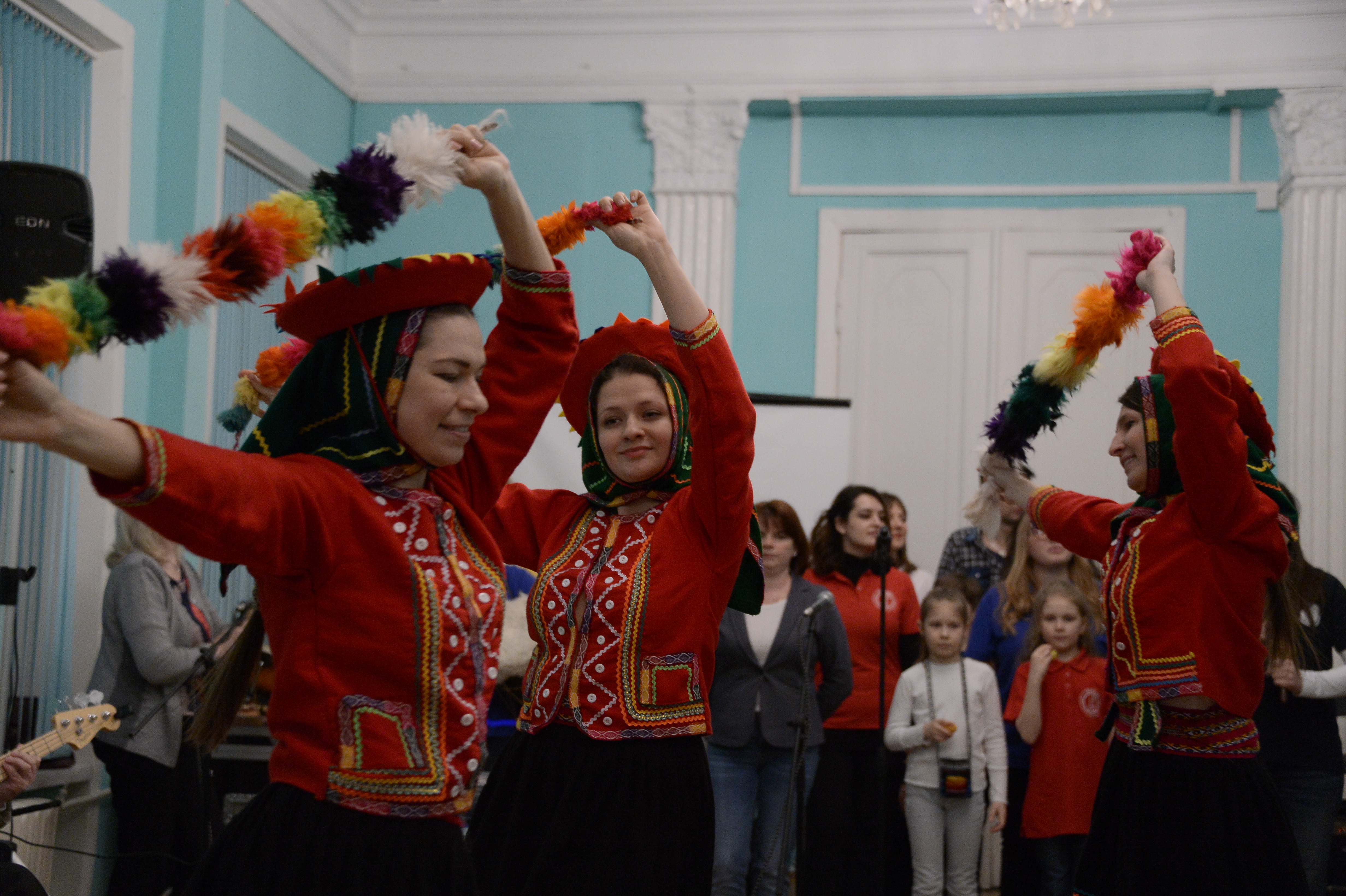 Открытая репетиция народного ансамбля России «Гренада». На фото: Банных Ксения, Сагдакова Анна, Зубрева Екатерина