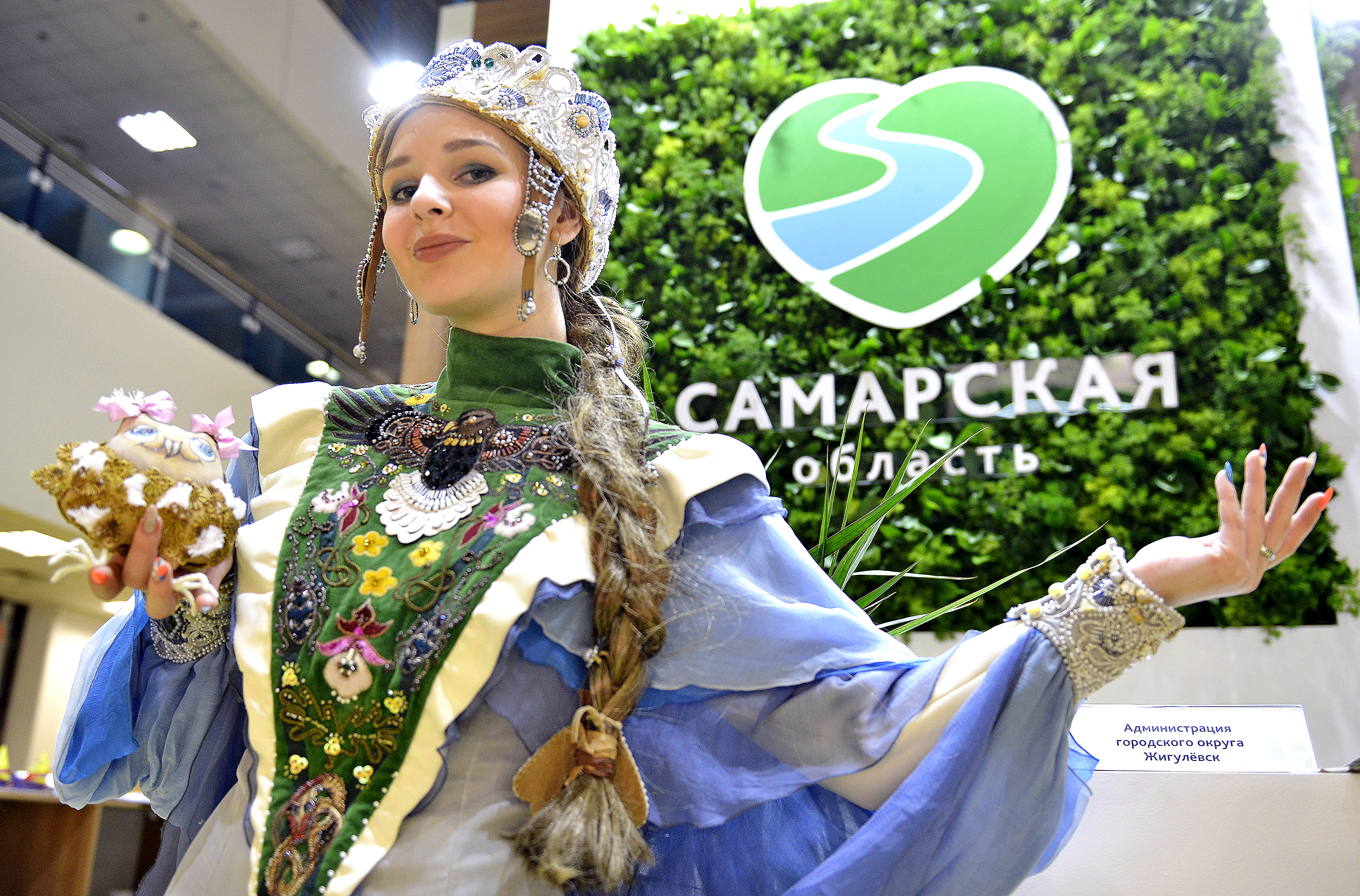 Вера Сазонова в костюме Хозяйки Жигулевских гор из народной сказки рассказала москвичам о своем родном крае — Самарской области 