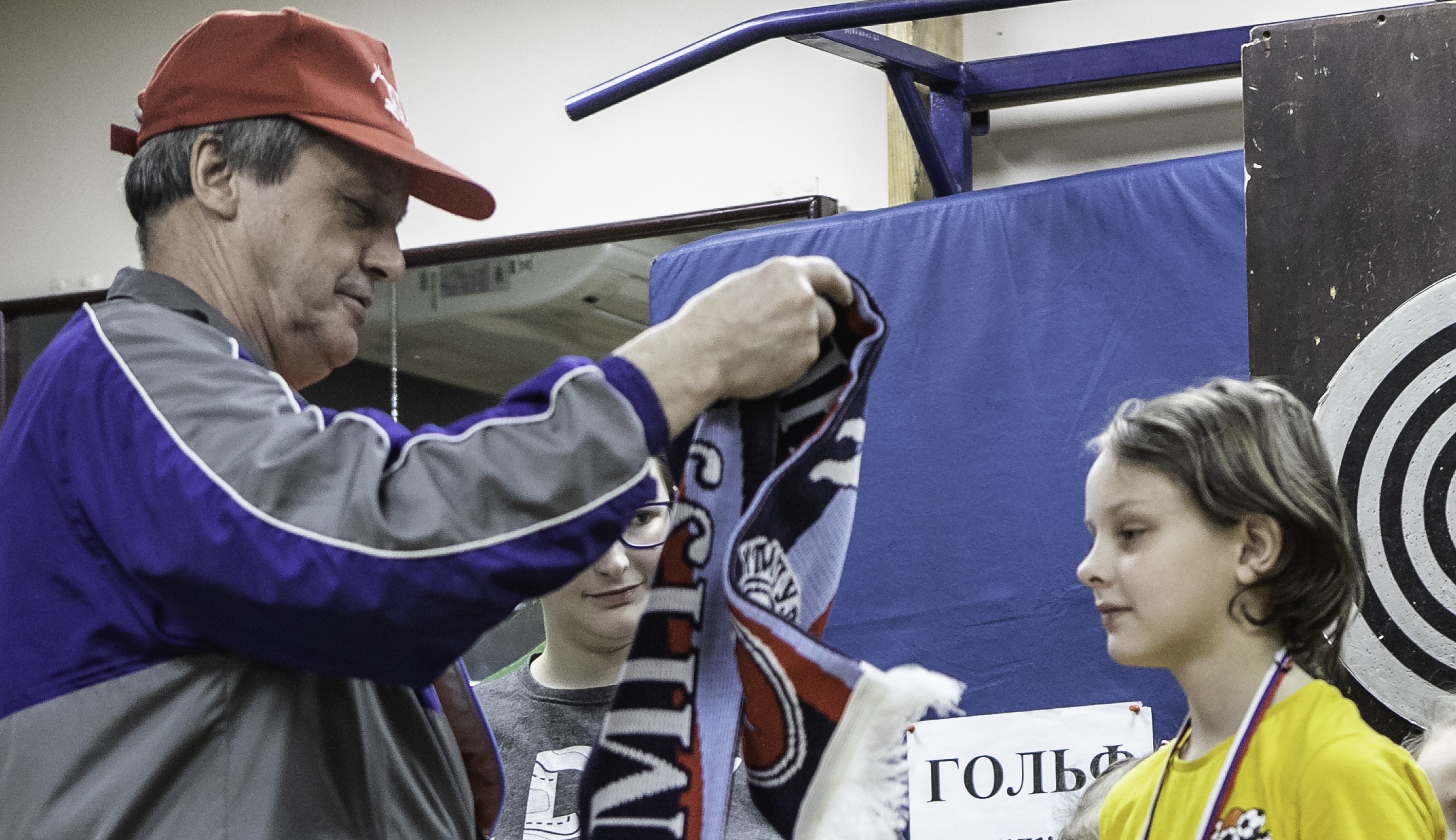 Тренер Владимир Милостивый награждает победителя турнира Никиту Рогалева