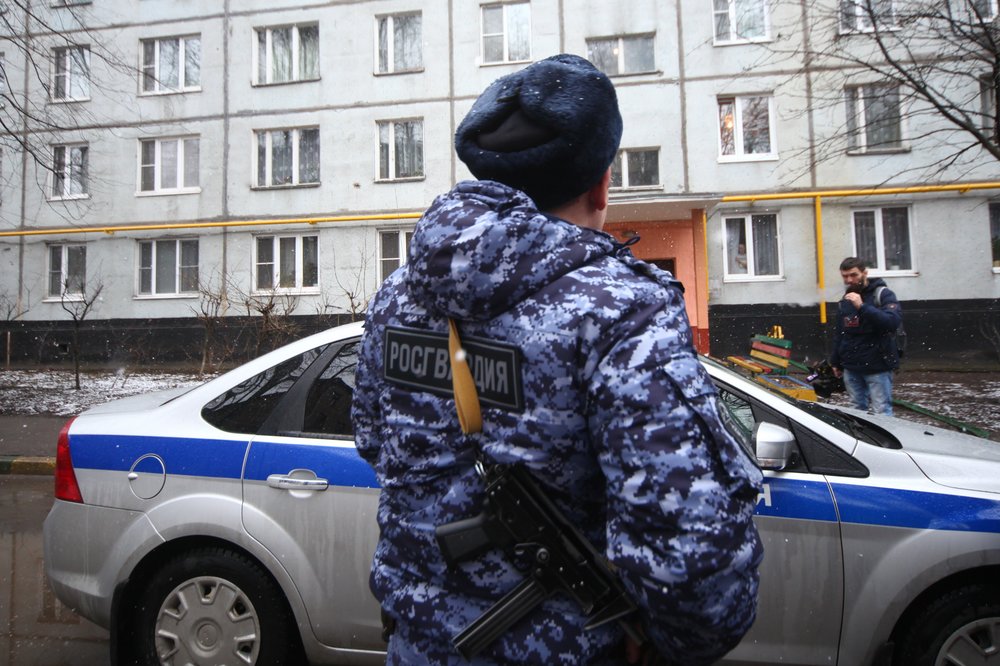 Демонстрация в рамках брифинга алгоритма поступления и передачи сигнала «тревога» с охраняемой квартиры, а также тактика действий экипажа группы задержания вневедомственной охраны при задержании предполагаемого квартирного вора.
