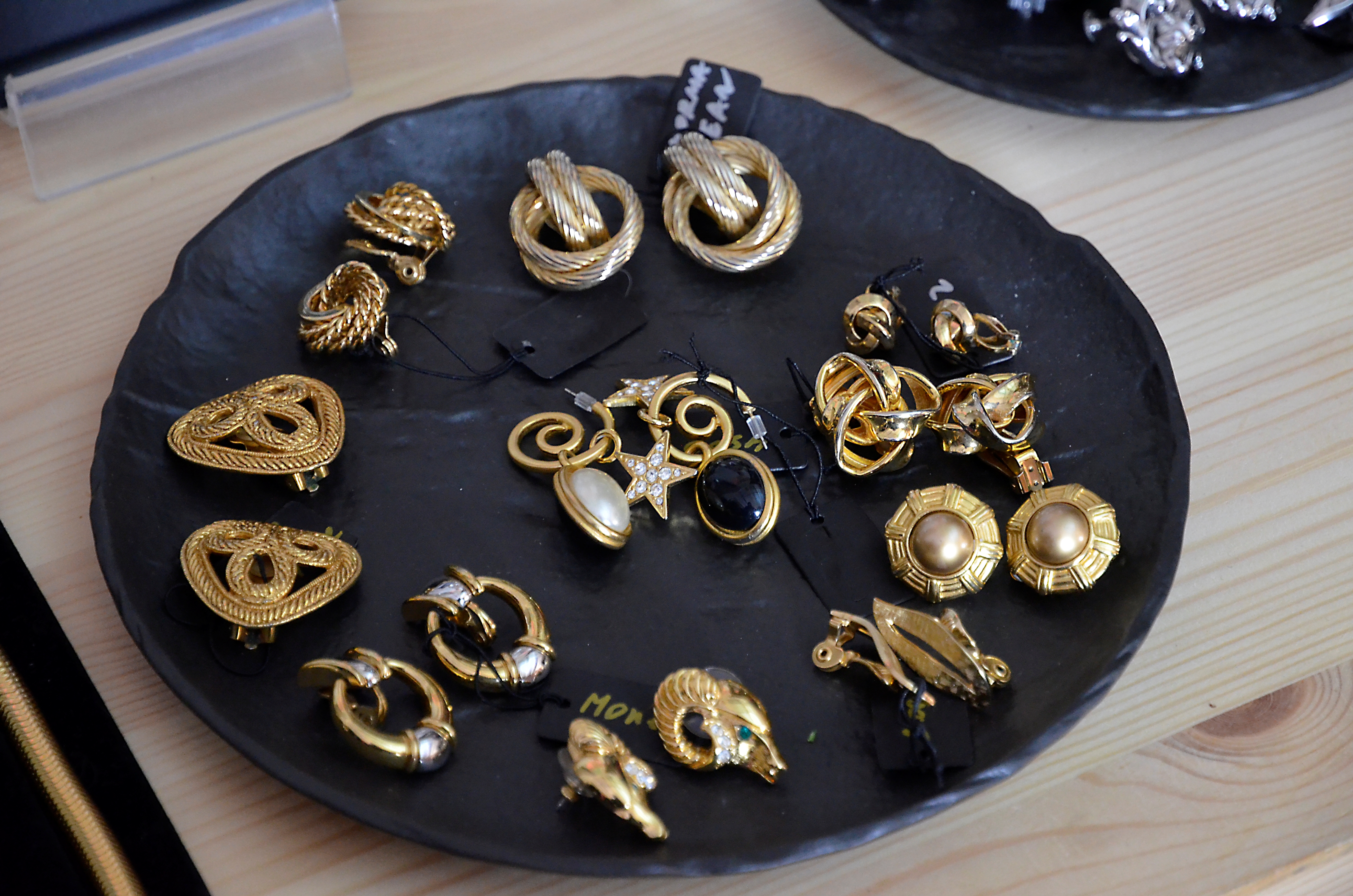 Ценности на сумму более 1 миллиона рублей похитили из квартиры умершей москвички