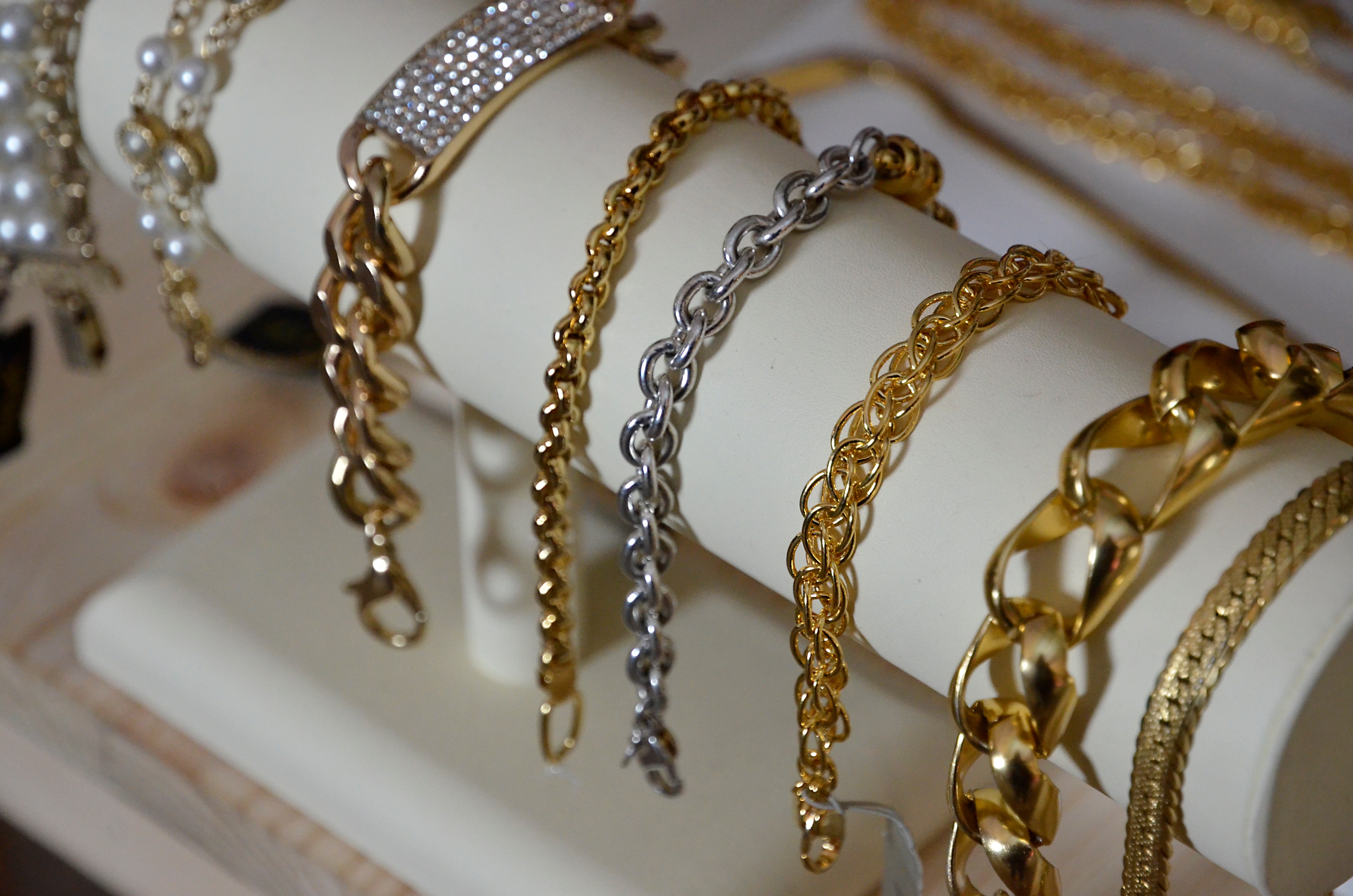 Золото кому носить. Украла золотое кольцо в магазине. Как носить золотой браслет. Золотые изделие из Якутии Колечки серьги и Цепочки и цены на них.