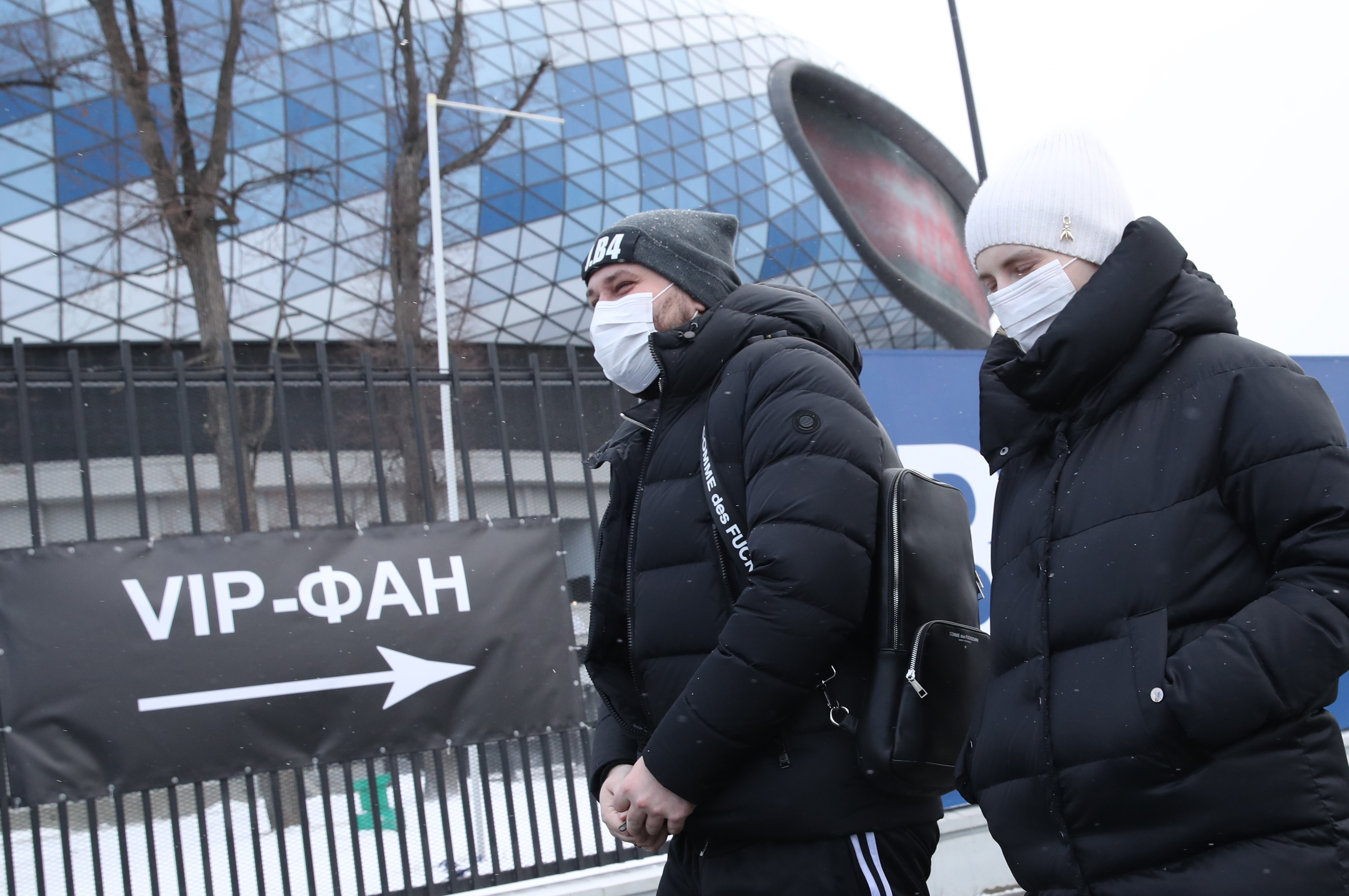 Поклонники немецко-шведского дуэта Lindemann перед началом концерта на стадионе «ВТБ-Арена». Дуэт решил выступить дважды, утром и вечером, чтобы не нарушать распоряжение об ограничении мероприятий свыше 5 тысяч участников из-за угрозы распространения коронавируса, но и не разочаровывать публику