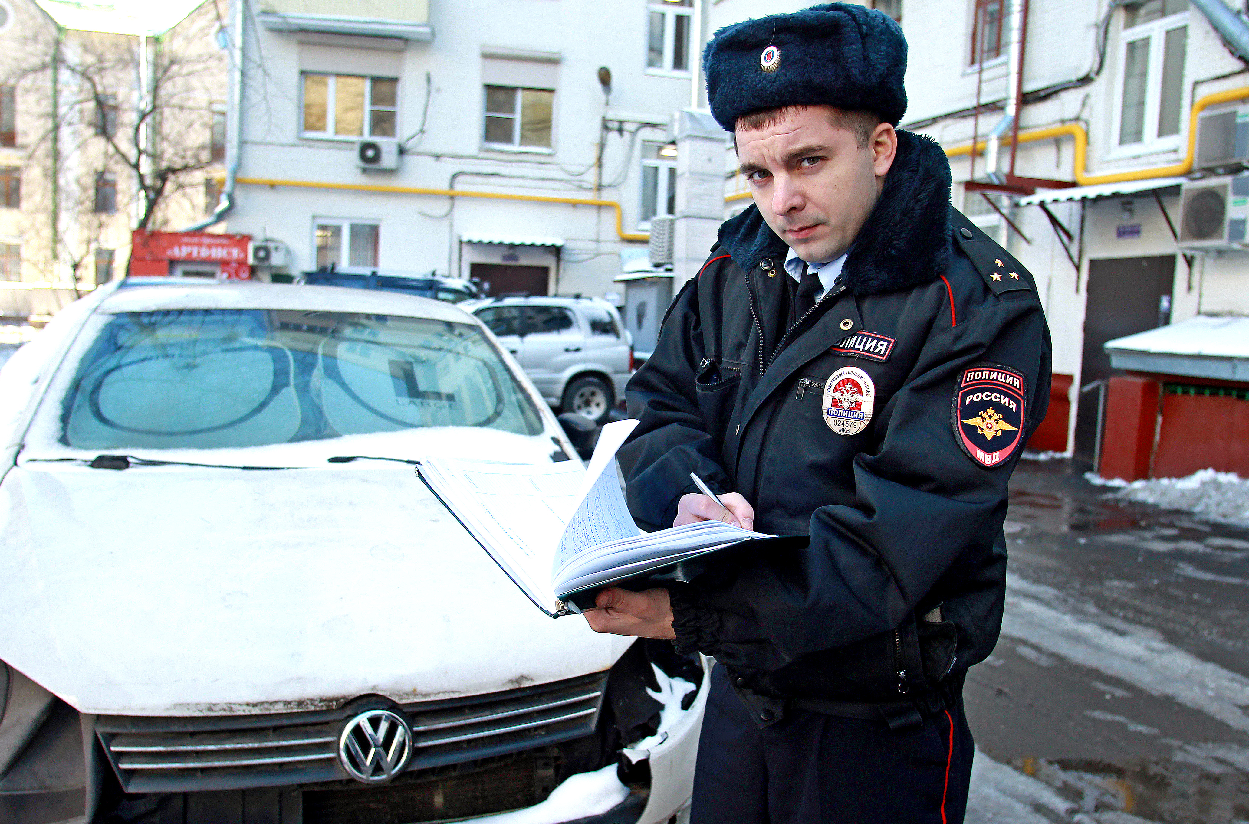 Полиция москвы участковые. Ряполов Сергей Геннадьевич. Сергей Ряполов Участковый. Ряполов Сергей Геннадьевич Участковый. Полиция во дворе.