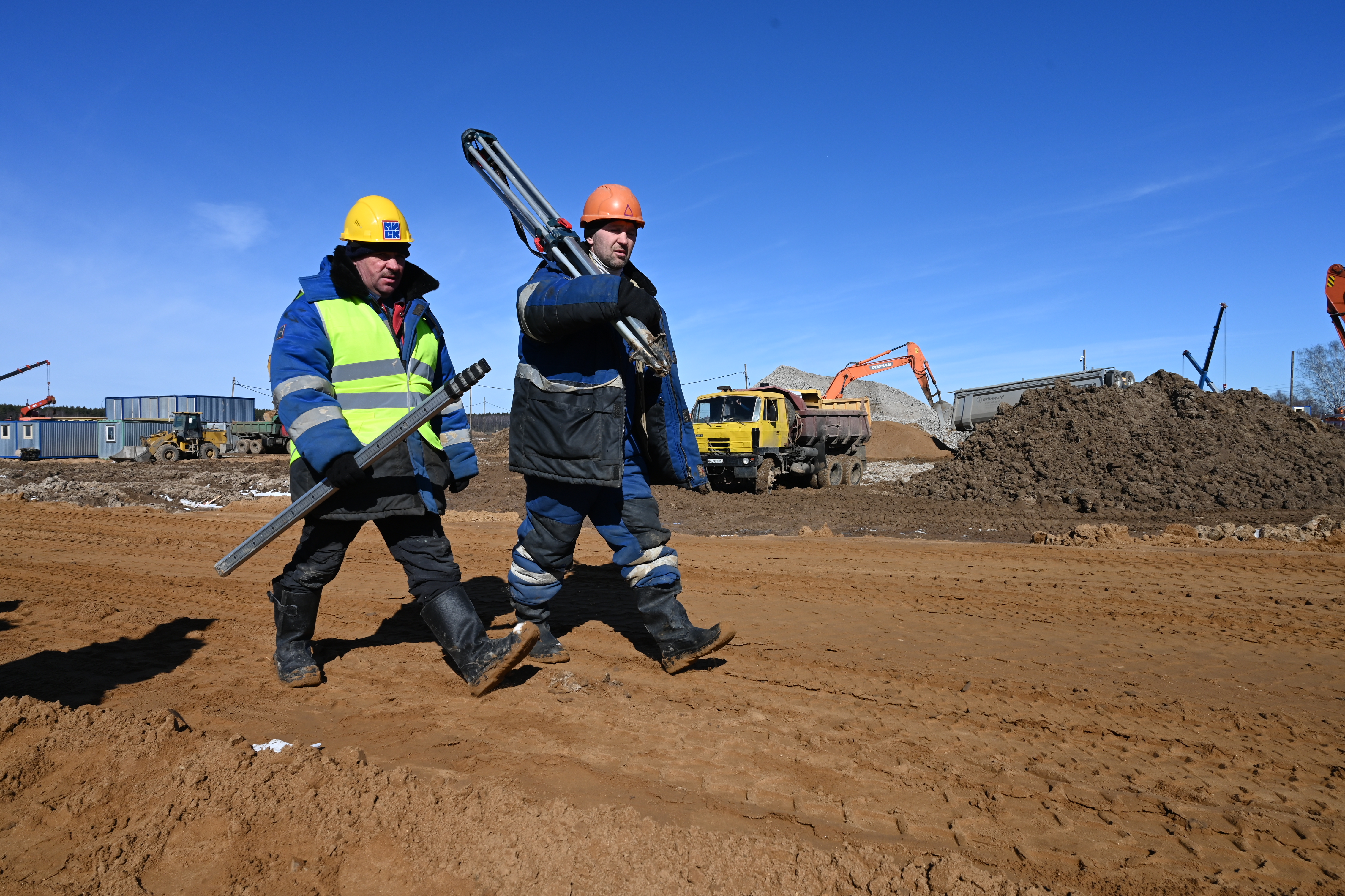 Коммуникации к инфекционной больнице в ТиНАО прокладывают 2 тысячи человек