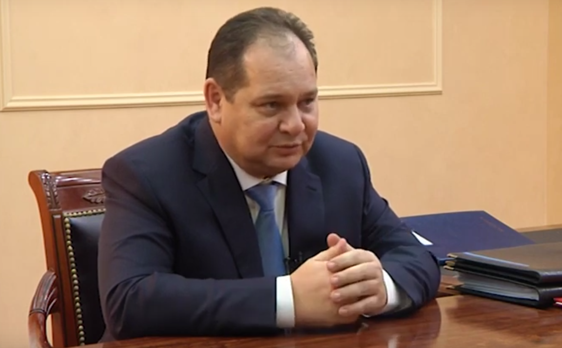 Чиновник приехал с проверкой ремонта в больницу и застрял в лифте