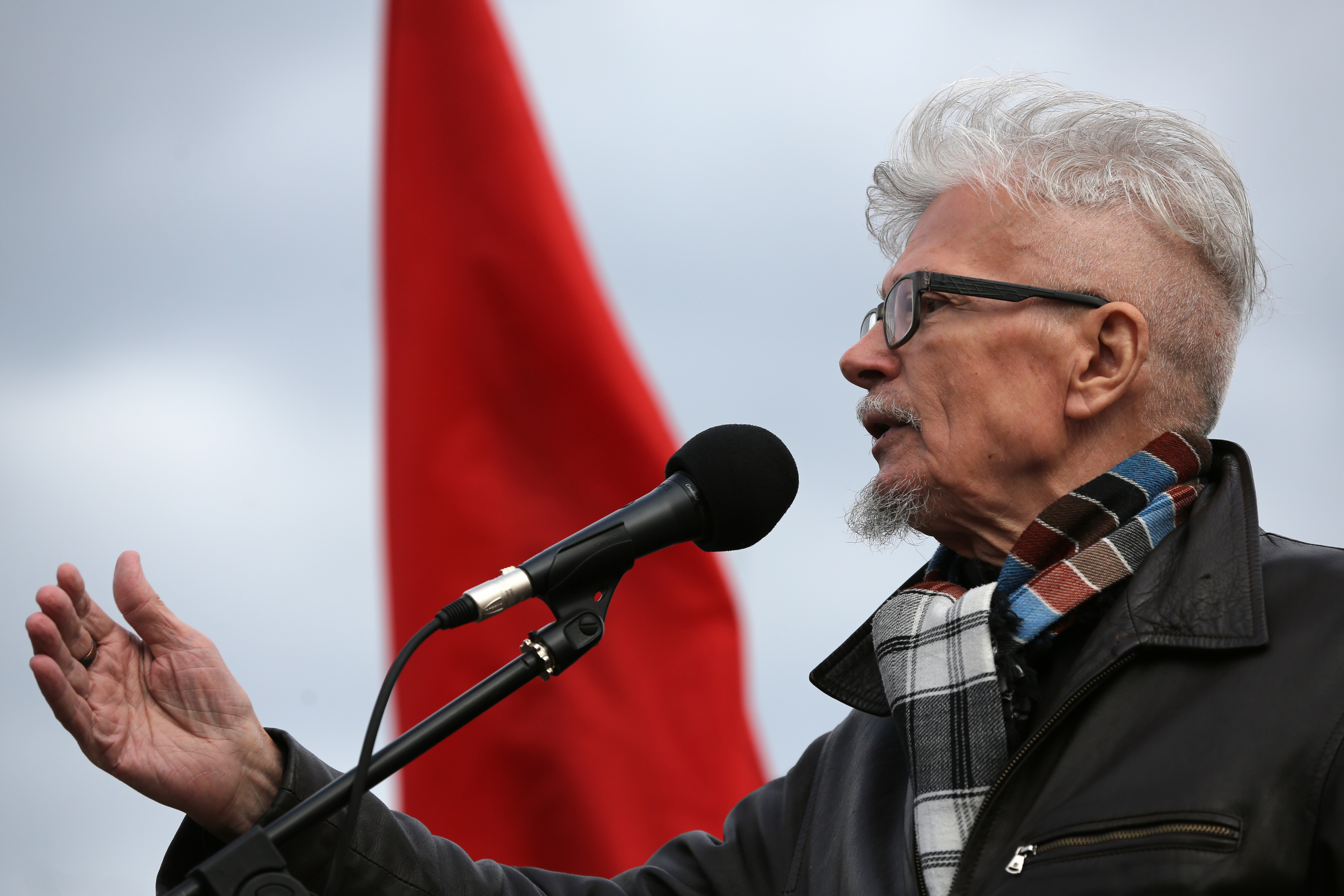 С поправкой на полвека у Эдуарда Савенко (Лимонова) был путь истинного революционера