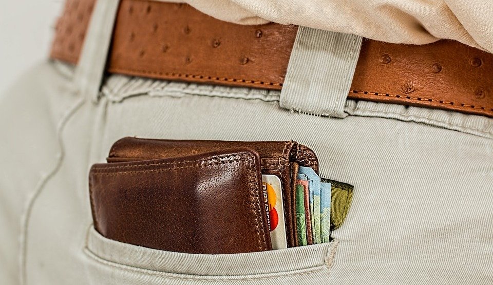 Роструд разъяснил порядок начисления зарплаты с 4 по 30 апреля