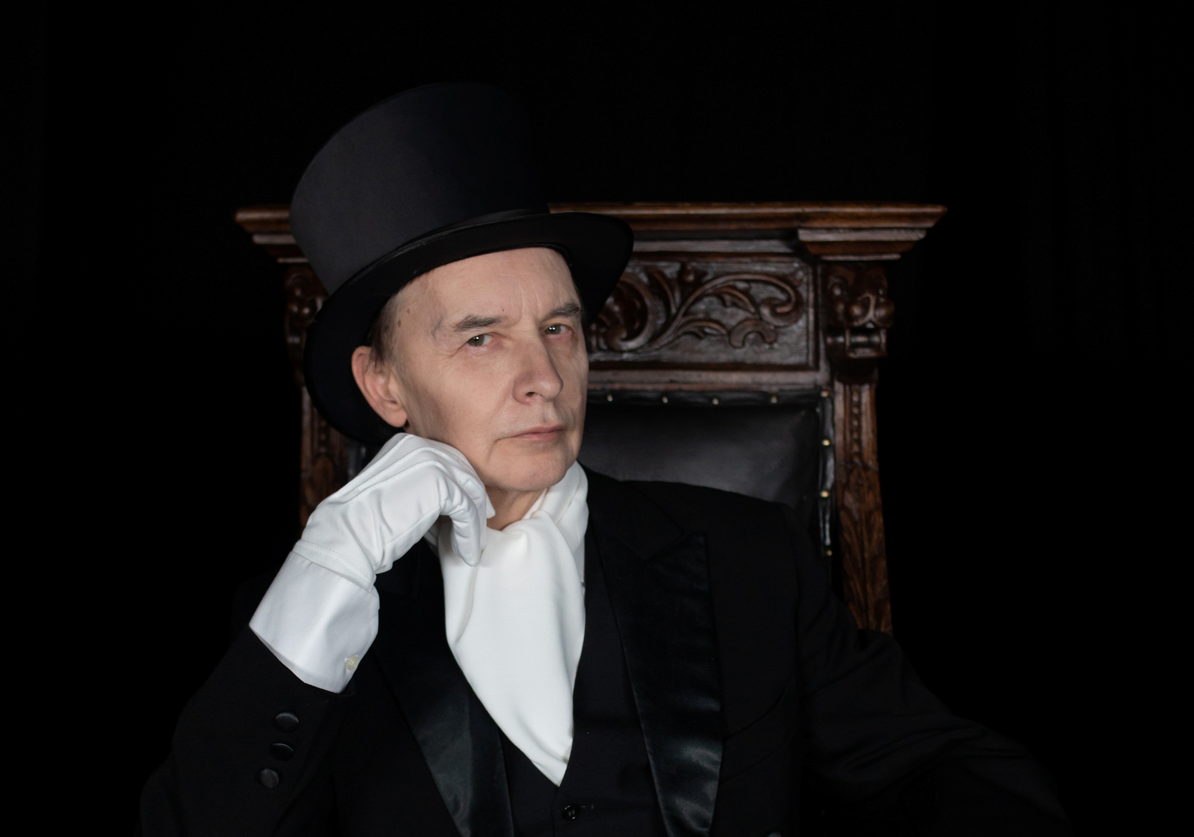 Эдмунд Шклярский считает, что если автор хочет излагать свои политические соображения, для этих целей есть специальный жанр — песня протеста 