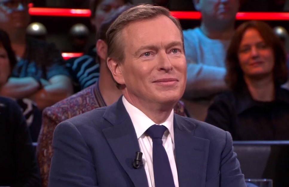 Глава минздрава вышел к трибуне, чтобы выступить, однако внезапно почувствовал недомогание и упал