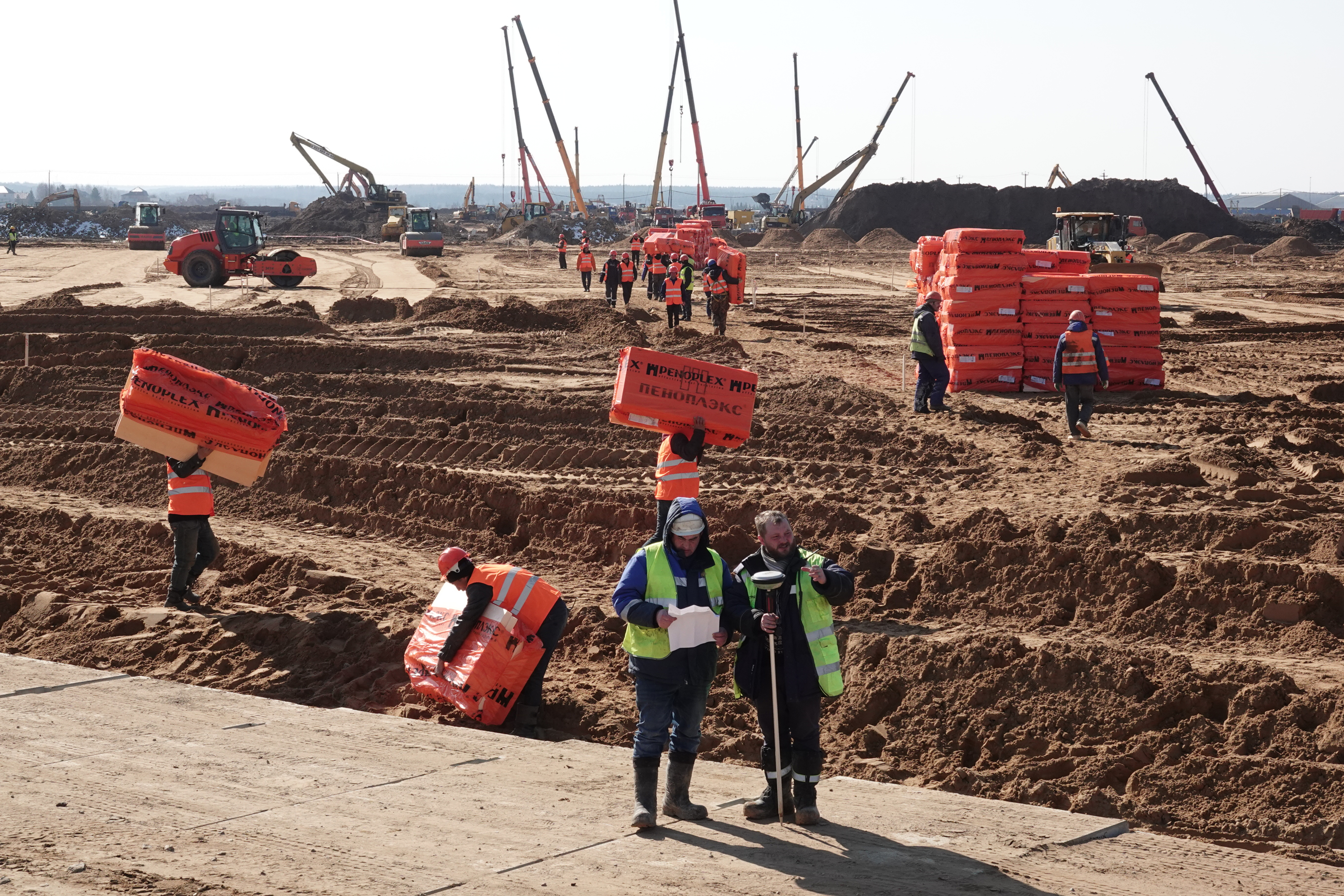 Около шести тысяч человек привлекут к строительству инфекционного центра в ТиНАО