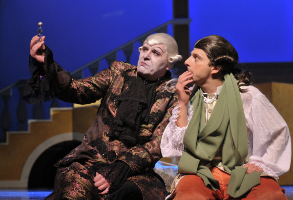 Актеры Сергей Ушаков и Дмитрий Высоцкий (слева направо) в сцене из спектакля «Венецианские близнецы» Театра на Таганке