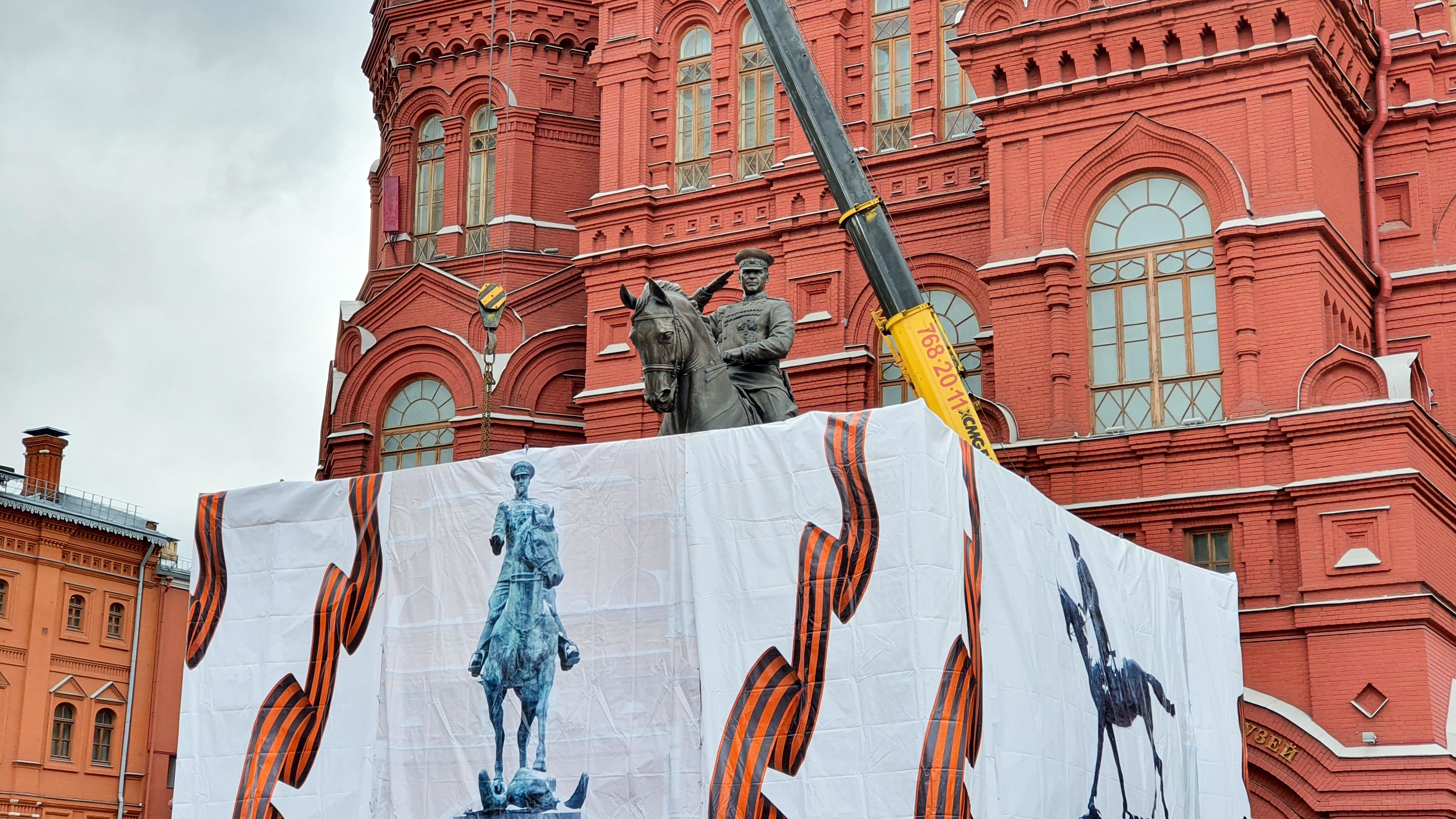 Столичные власти объяснили демонтаж памятника Жукову на Манежной площади