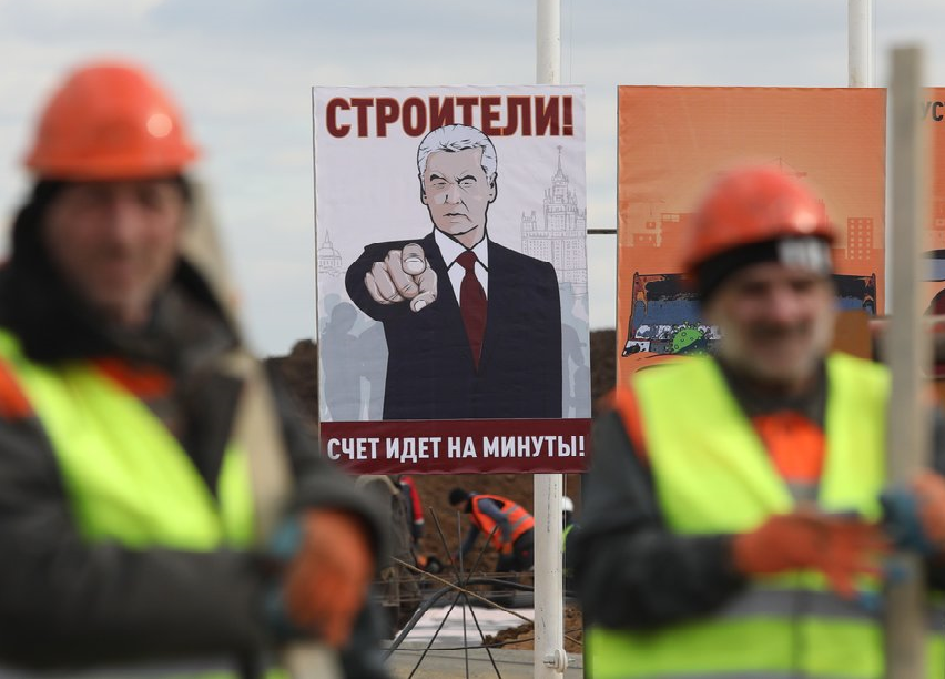 Мотивирующие плакаты установили на стройке инфекционного центра в Москве