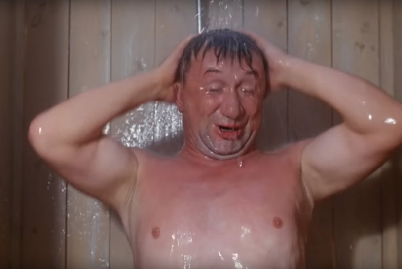 Роспотребнадзор призвал принимать душ не дольше пяти минут