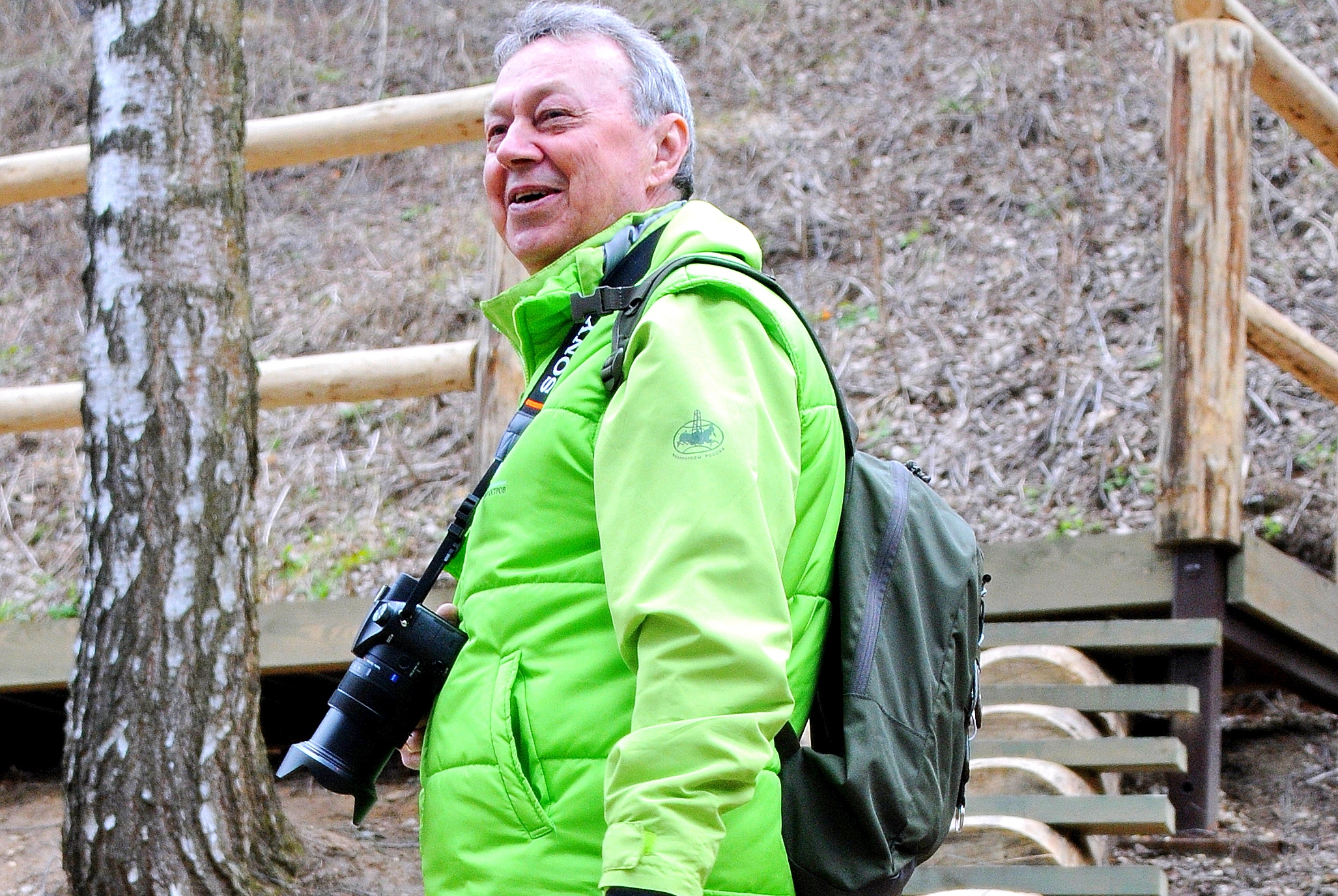 Экскурсовод Виктор Солодухин во время прогулки по дендрарию в парке «Лосиный Остров»