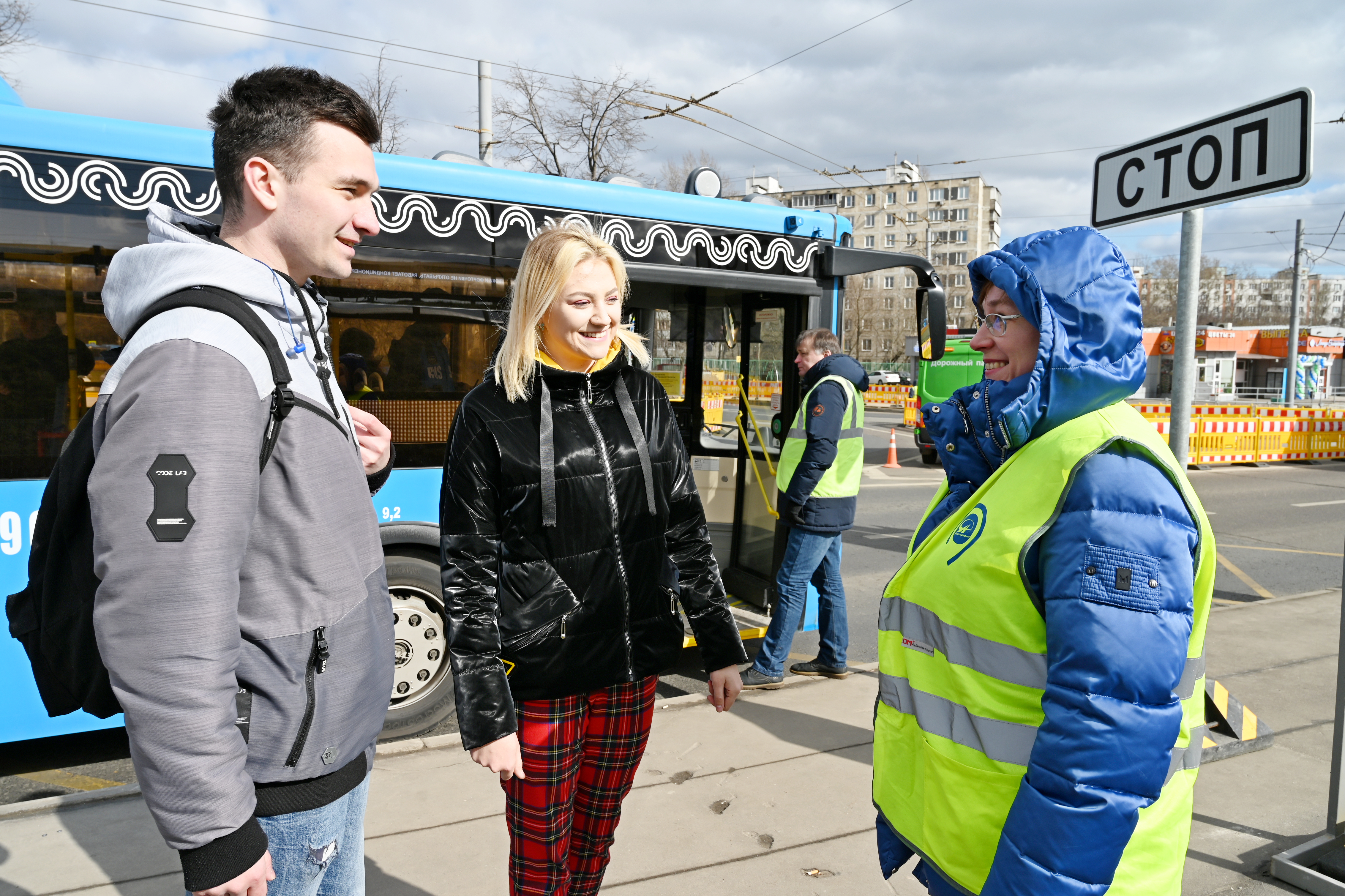 Сотрудник Мосгортранса Оксана Смирнова (справа) рассказывает москвичам Владимиру Соколову и Виктории Станкеевой о маршруте компенсационного автобуса, запущенного на время закрытия нескольких станций Некрасовской линии метро 
